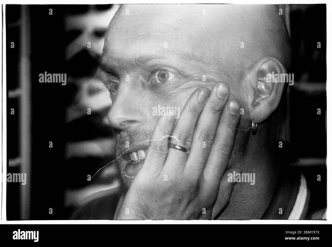 PHIL HARTNOLL, ORBITALE, CANDID, BACKSTAGE, RITRATTO, 1993: Phil Hartnoll, delle leggende della musica dance Orbital, nel backstage di un Megadog Tour alla Cardiff University di Cardiff, Galles, Regno Unito, il 4 ottobre 1993. Foto: Rob Watkins. INFO: Orbital, un pionieristico duo di musica elettronica inglese formato nel 1989, ha giocato un ruolo cruciale nello sviluppo dei generi ambient e techno. I fratelli Paul e Phil Hartnoll hanno creato brani innovativi, atmosferici e ballabili che hanno lasciato un impatto duraturo sulla musica elettronica. Foto Stock