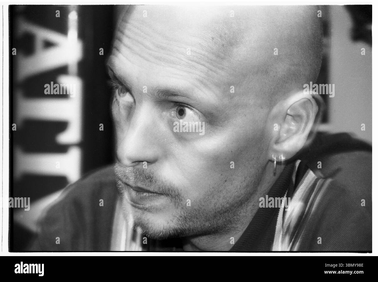 PHIL HARTNOLL, ORBITALE, CANDID, BACKSTAGE, RITRATTO, 1993: Phil Hartnoll, delle leggende della musica dance Orbital, nel backstage di un Megadog Tour alla Cardiff University di Cardiff, Galles, Regno Unito, il 4 ottobre 1993. Foto: Rob Watkins. INFO: Orbital, un pionieristico duo di musica elettronica inglese formato nel 1989, ha giocato un ruolo cruciale nello sviluppo dei generi ambient e techno. I fratelli Paul e Phil Hartnoll hanno creato brani innovativi, atmosferici e ballabili che hanno lasciato un impatto duraturo sulla musica elettronica. Foto Stock