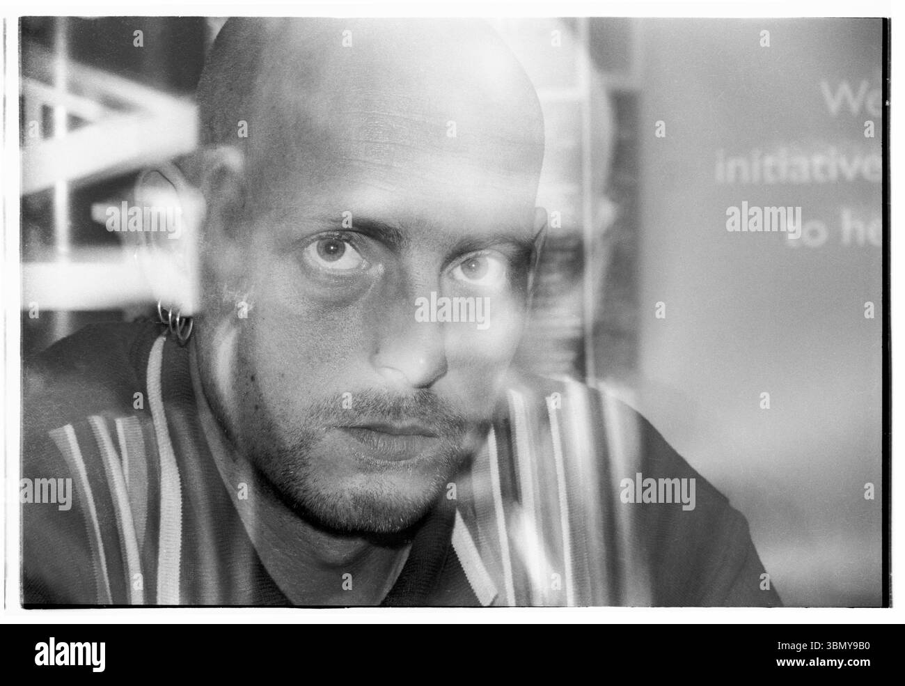 PHIL HARTNOLL, ORBITALE, CANDID, BACKSTAGE, RITRATTO, 1993: Phil Hartnoll, delle leggende della musica dance Orbital, nel backstage di un Megadog Tour alla Cardiff University di Cardiff, Galles, Regno Unito, il 4 ottobre 1993. Foto: Rob Watkins. INFO: Orbital, un pionieristico duo di musica elettronica inglese formato nel 1989, ha giocato un ruolo cruciale nello sviluppo dei generi ambient e techno. I fratelli Paul e Phil Hartnoll hanno creato brani innovativi, atmosferici e ballabili che hanno lasciato un impatto duraturo sulla musica elettronica. Foto Stock