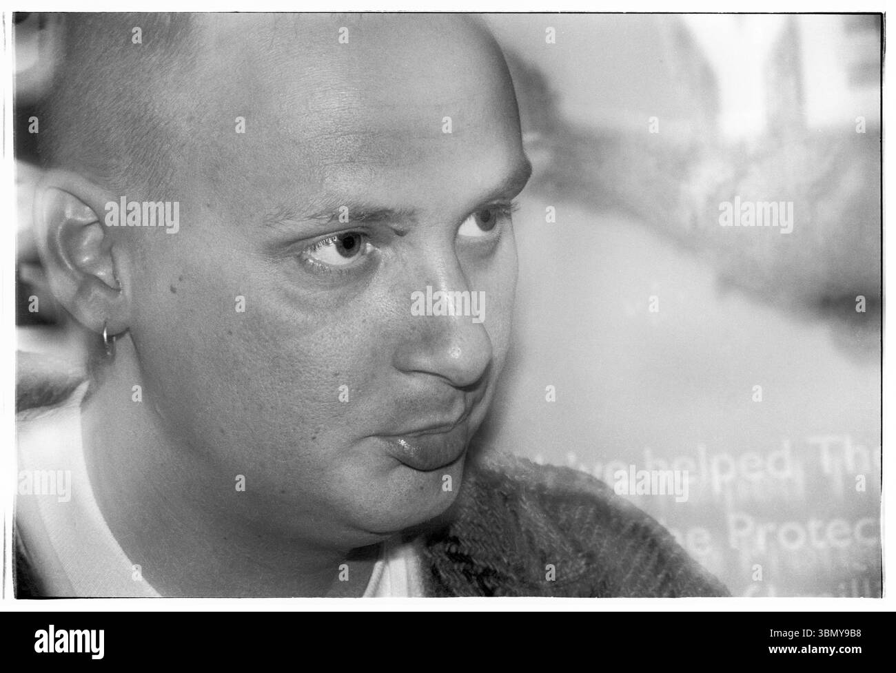 PAUL HARTNOLL, ORBITALE, CANDID, BACKSTAGE, RITRATTO, 1993: Paul Hartnoll, delle leggende della musica dance, Orbital, nel backstage di un Megadog Tour alla Cardiff University di Cardiff, Galles, Regno Unito, il 4 ottobre 1993. Foto: Rob Watkins. INFO: Orbital, un pionieristico duo di musica elettronica inglese formato nel 1989, ha giocato un ruolo cruciale nello sviluppo dei generi ambient e techno. I fratelli Paul e Phil Hartnoll hanno creato brani innovativi, atmosferici e ballabili che hanno lasciato un impatto duraturo sulla musica elettronica. Foto Stock