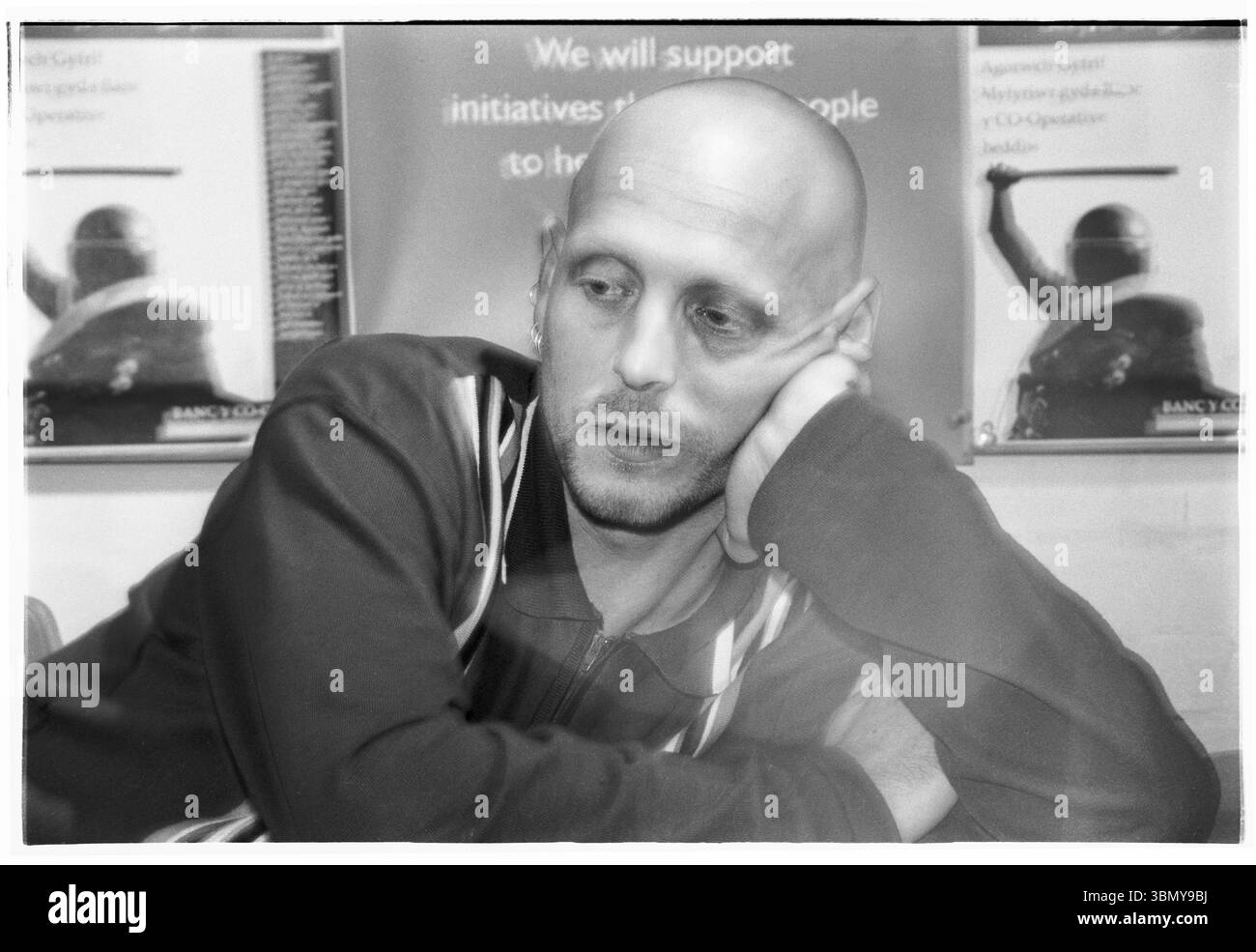 PHIL HARTNOLL, ORBITALE, CANDID, BACKSTAGE, RITRATTO, 1993: Phil Hartnoll, delle leggende della musica dance Orbital, nel backstage di un Megadog Tour alla Cardiff University di Cardiff, Galles, Regno Unito, il 4 ottobre 1993. Foto: Rob Watkins. INFO: Orbital, un pionieristico duo di musica elettronica inglese formato nel 1989, ha giocato un ruolo cruciale nello sviluppo dei generi ambient e techno. I fratelli Paul e Phil Hartnoll hanno creato brani innovativi, atmosferici e ballabili che hanno lasciato un impatto duraturo sulla musica elettronica. Foto Stock