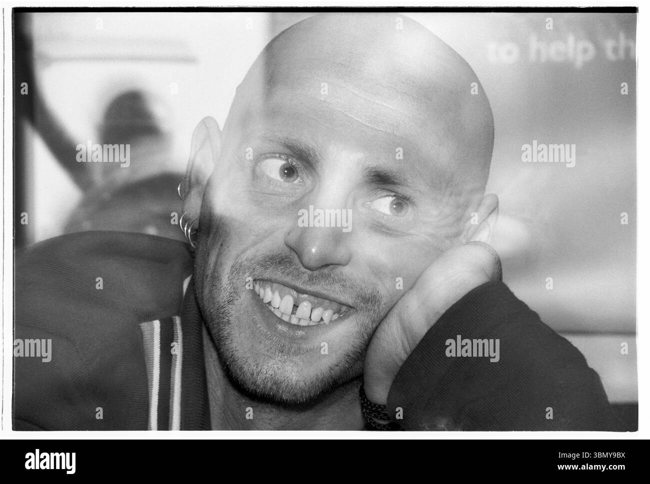 PHIL HARTNOLL, ORBITALE, CANDID, BACKSTAGE, RITRATTO, 1993: Phil Hartnoll, delle leggende della musica dance Orbital, nel backstage di un Megadog Tour alla Cardiff University di Cardiff, Galles, Regno Unito, il 4 ottobre 1993. Foto: Rob Watkins. INFO: Orbital, un pionieristico duo di musica elettronica inglese formato nel 1989, ha giocato un ruolo cruciale nello sviluppo dei generi ambient e techno. I fratelli Paul e Phil Hartnoll hanno creato brani innovativi, atmosferici e ballabili che hanno lasciato un impatto duraturo sulla musica elettronica. Foto Stock