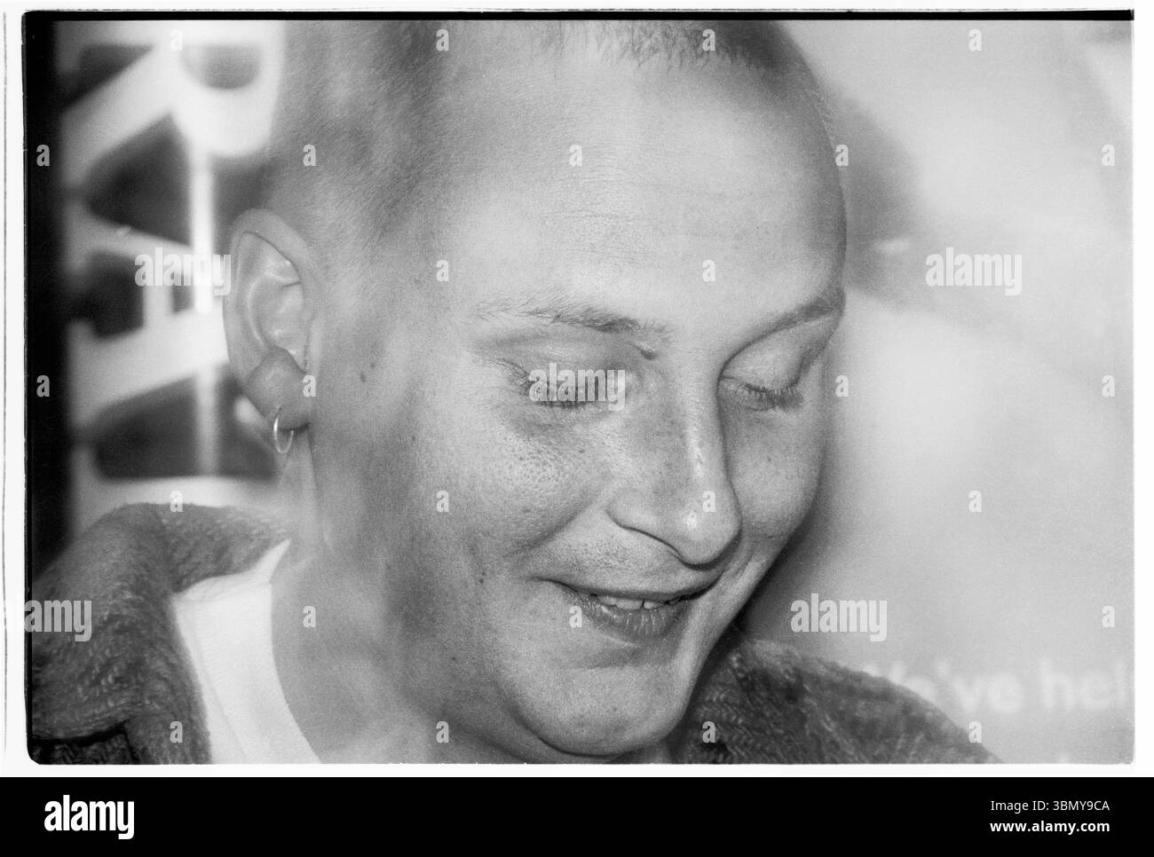 PAUL HARTNOLL, ORBITALE, CANDID, BACKSTAGE, RITRATTO, 1993: Paul Hartnoll, delle leggende della musica dance, Orbital, nel backstage di un Megadog Tour alla Cardiff University di Cardiff, Galles, Regno Unito, il 4 ottobre 1993. Foto: Rob Watkins. INFO: Orbital, un pionieristico duo di musica elettronica inglese formato nel 1989, ha giocato un ruolo cruciale nello sviluppo dei generi ambient e techno. I fratelli Paul e Phil Hartnoll hanno creato brani innovativi, atmosferici e ballabili che hanno lasciato un impatto duraturo sulla musica elettronica. Foto Stock