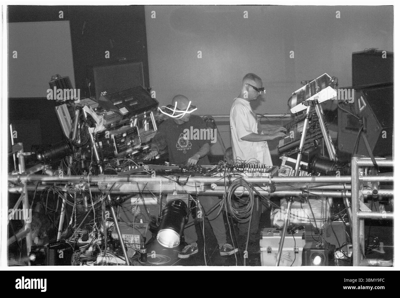 ORBITAL, TOUR CLASSICO, 1993: Le leggende della musica dance Orbital sul loro ponteggio centrale con occhiali leggeri durante il Megadog Tour alla Cardiff University a Cardiff, Galles, Regno Unito, il 4 ottobre 1993. Foto: Rob Watkins. INFO: Orbital, un pionieristico duo di musica elettronica inglese formato nel 1989, ha giocato un ruolo cruciale nello sviluppo dei generi ambient e techno. I fratelli Paul e Phil Hartnoll hanno creato brani innovativi, atmosferici e ballabili che hanno lasciato un impatto duraturo sulla musica elettronica. Foto Stock