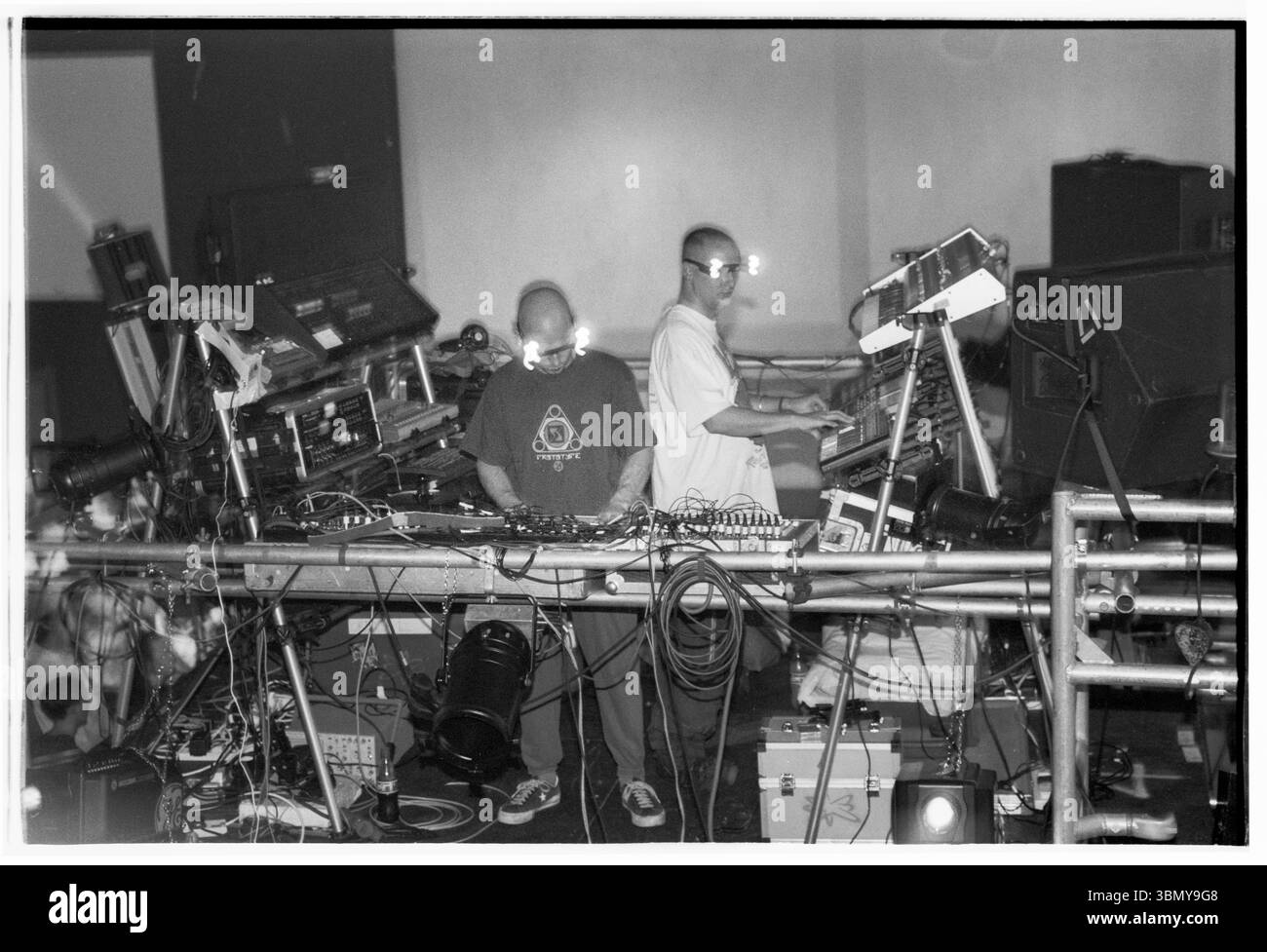 ORBITAL, TOUR CLASSICO, 1993: Le leggende della musica dance Orbital sul loro ponteggio centrale con occhiali leggeri durante il Megadog Tour alla Cardiff University a Cardiff, Galles, Regno Unito, il 4 ottobre 1993. Foto: Rob Watkins. INFO: Orbital, un pionieristico duo di musica elettronica inglese formato nel 1989, ha giocato un ruolo cruciale nello sviluppo dei generi ambient e techno. I fratelli Paul e Phil Hartnoll hanno creato brani innovativi, atmosferici e ballabili che hanno lasciato un impatto duraturo sulla musica elettronica. Foto Stock
