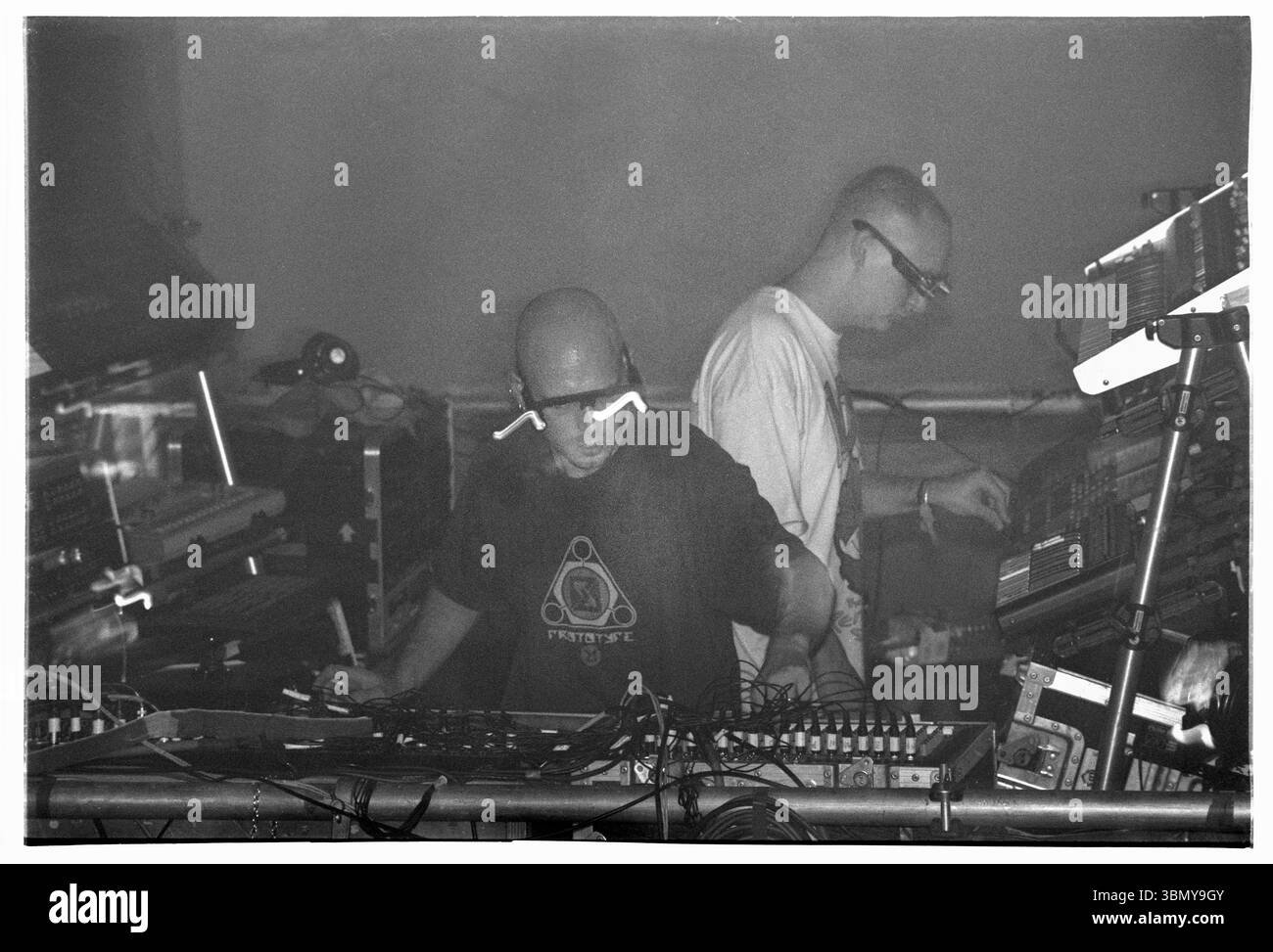 ORBITAL, TOUR CLASSICO, 1993: Le leggende della musica dance Orbital sul loro ponteggio centrale con occhiali leggeri durante il Megadog Tour alla Cardiff University a Cardiff, Galles, Regno Unito, il 4 ottobre 1993. Foto: Rob Watkins. INFO: Orbital, un pionieristico duo di musica elettronica inglese formato nel 1989, ha giocato un ruolo cruciale nello sviluppo dei generi ambient e techno. I fratelli Paul e Phil Hartnoll hanno creato brani innovativi, atmosferici e ballabili che hanno lasciato un impatto duraturo sulla musica elettronica. Foto Stock