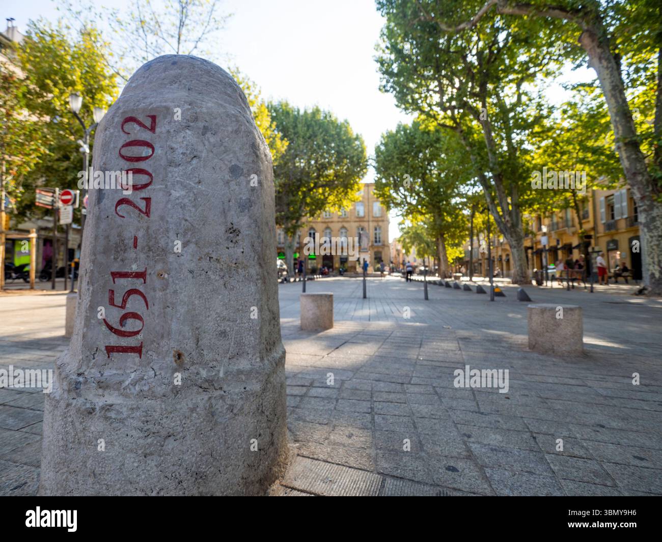 AIX-en-Provence, Provenza, Francia - 8 agosto 2018. Stele commemorativa della ristrutturazione del Cours Mirabeau, nel centro della città Foto Stock