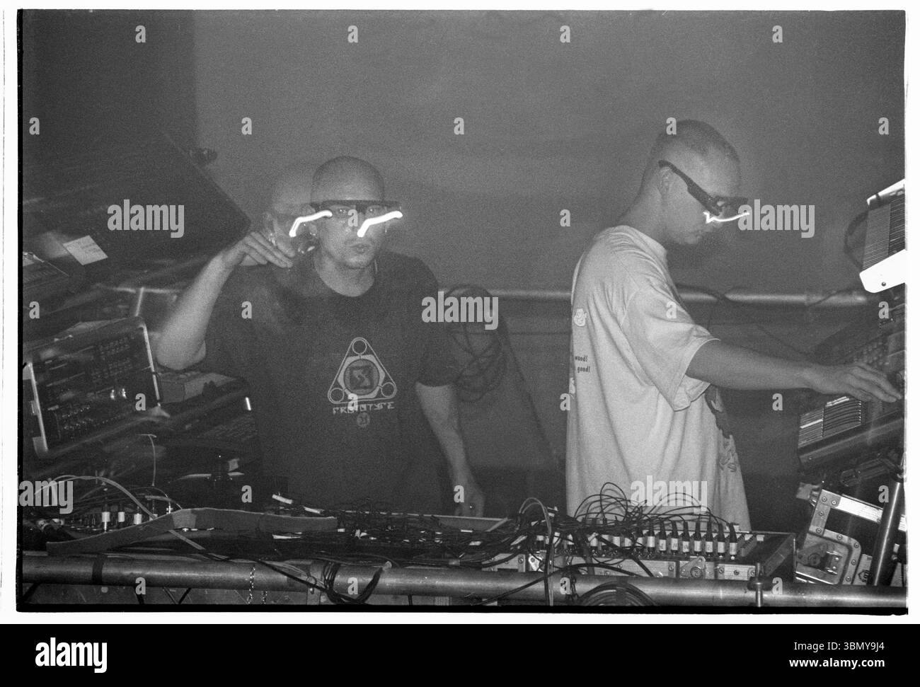 ORBITAL, TOUR CLASSICO, 1993: Le leggende della musica dance Orbital sul loro ponteggio centrale con occhiali leggeri durante il Megadog Tour alla Cardiff University a Cardiff, Galles, Regno Unito, il 4 ottobre 1993. Foto: Rob Watkins. INFO: Orbital, un pionieristico duo di musica elettronica inglese formato nel 1989, ha giocato un ruolo cruciale nello sviluppo dei generi ambient e techno. I fratelli Paul e Phil Hartnoll hanno creato brani innovativi, atmosferici e ballabili che hanno lasciato un impatto duraturo sulla musica elettronica. Foto Stock