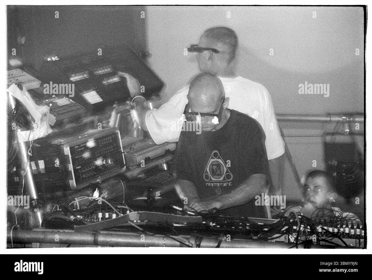 ORBITAL, TOUR CLASSICO, 1993: Le leggende della musica dance Orbital sul loro ponteggio centrale con occhiali leggeri durante il Megadog Tour alla Cardiff University a Cardiff, Galles, Regno Unito, il 4 ottobre 1993. Foto: Rob Watkins. INFO: Orbital, un pionieristico duo di musica elettronica inglese formato nel 1989, ha giocato un ruolo cruciale nello sviluppo dei generi ambient e techno. I fratelli Paul e Phil Hartnoll hanno creato brani innovativi, atmosferici e ballabili che hanno lasciato un impatto duraturo sulla musica elettronica. Foto Stock