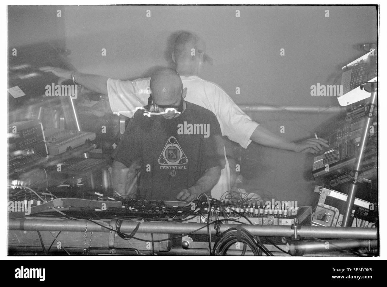 ORBITAL, TOUR CLASSICO, 1993: Le leggende della musica dance Orbital sul loro ponteggio centrale con occhiali leggeri durante il Megadog Tour alla Cardiff University a Cardiff, Galles, Regno Unito, il 4 ottobre 1993. Foto: Rob Watkins. INFO: Orbital, un pionieristico duo di musica elettronica inglese formato nel 1989, ha giocato un ruolo cruciale nello sviluppo dei generi ambient e techno. I fratelli Paul e Phil Hartnoll hanno creato brani innovativi, atmosferici e ballabili che hanno lasciato un impatto duraturo sulla musica elettronica. Foto Stock