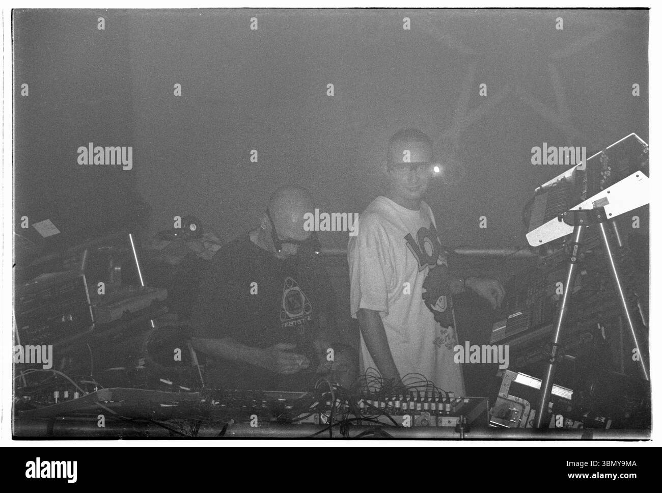 ORBITAL, TOUR CLASSICO, 1993: Le leggende della musica dance Orbital sul loro ponteggio centrale con occhiali leggeri durante il Megadog Tour alla Cardiff University a Cardiff, Galles, Regno Unito, il 4 ottobre 1993. Foto: Rob Watkins. INFO: Orbital, un pionieristico duo di musica elettronica inglese formato nel 1989, ha giocato un ruolo cruciale nello sviluppo dei generi ambient e techno. I fratelli Paul e Phil Hartnoll hanno creato brani innovativi, atmosferici e ballabili che hanno lasciato un impatto duraturo sulla musica elettronica. Foto Stock