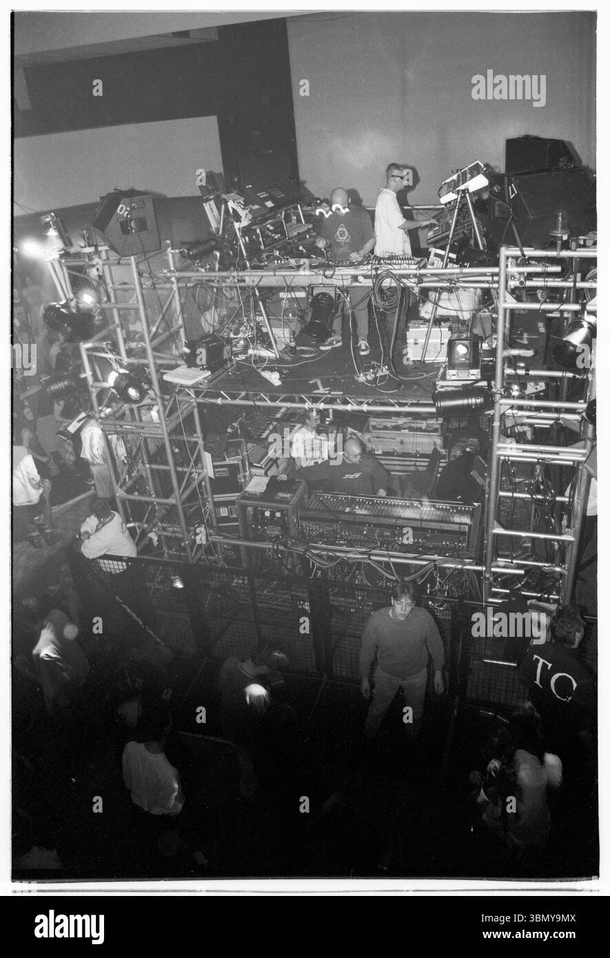 ORBITAL, TOUR CLASSICO, 1993: Le leggende della musica dance Orbital sul loro ponteggio centrale con occhiali leggeri durante il Megadog Tour alla Cardiff University a Cardiff, Galles, Regno Unito, il 4 ottobre 1993. Foto: Rob Watkins. INFO: Orbital, un pionieristico duo di musica elettronica inglese formato nel 1989, ha giocato un ruolo cruciale nello sviluppo dei generi ambient e techno. I fratelli Paul e Phil Hartnoll hanno creato brani innovativi, atmosferici e ballabili che hanno lasciato un impatto duraturo sulla musica elettronica. Foto Stock