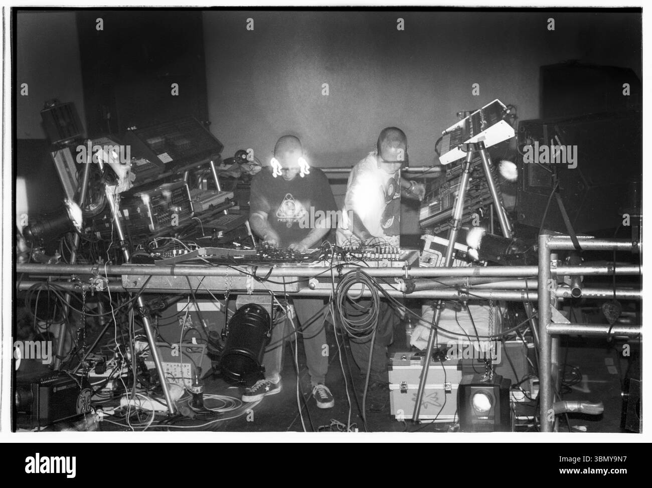 ORBITAL, TOUR CLASSICO, 1993: Le leggende della musica dance Orbital sul loro ponteggio centrale con occhiali leggeri durante il Megadog Tour alla Cardiff University a Cardiff, Galles, Regno Unito, il 4 ottobre 1993. Foto: Rob Watkins. INFO: Orbital, un pionieristico duo di musica elettronica inglese formato nel 1989, ha giocato un ruolo cruciale nello sviluppo dei generi ambient e techno. I fratelli Paul e Phil Hartnoll hanno creato brani innovativi, atmosferici e ballabili che hanno lasciato un impatto duraturo sulla musica elettronica. Foto Stock