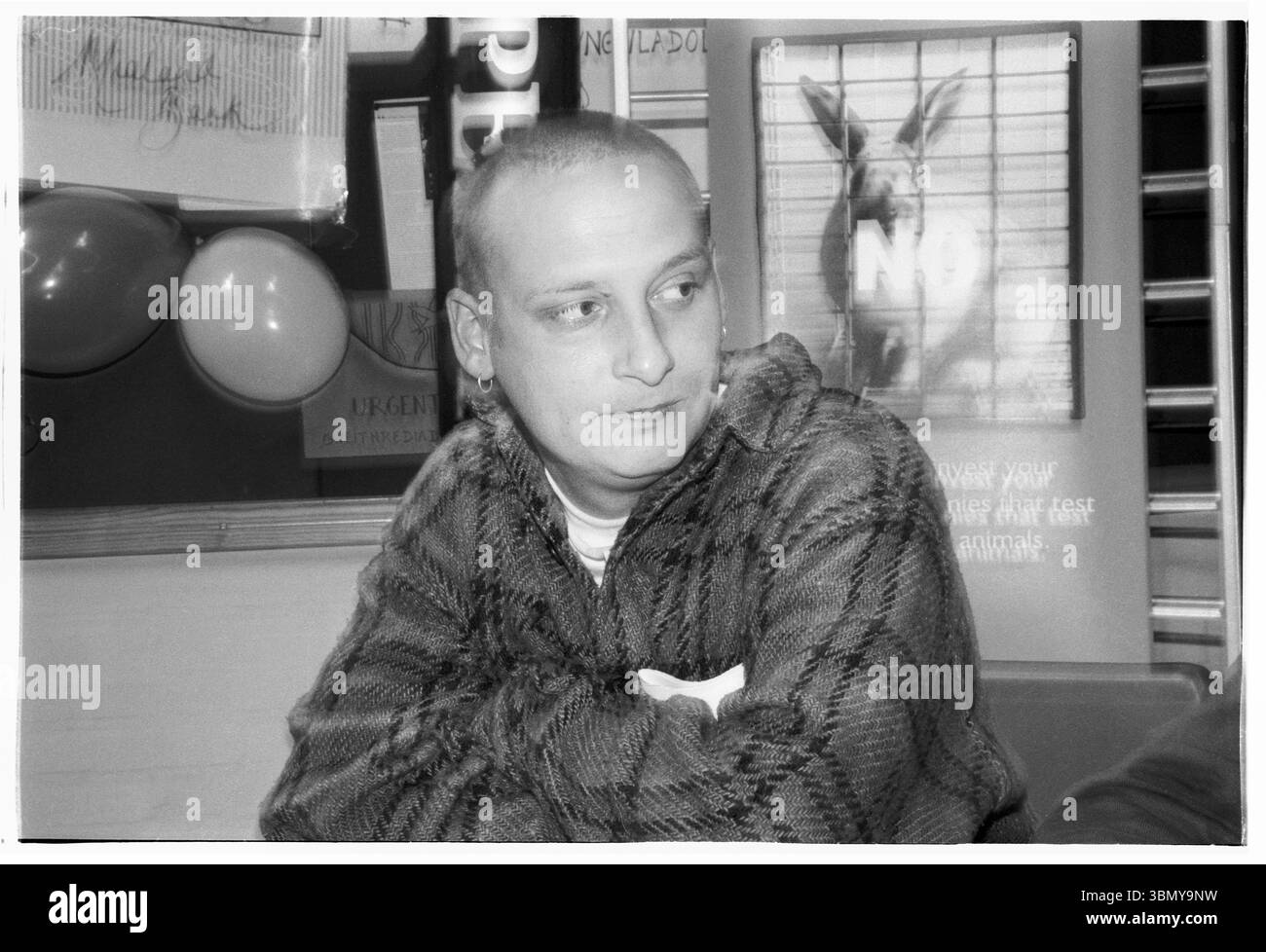 PAUL HARTNOLL, ORBITALE, CANDID, BACKSTAGE, RITRATTO, 1993: Paul Hartnoll, delle leggende della musica dance, Orbital, nel backstage di un Megadog Tour alla Cardiff University di Cardiff, Galles, Regno Unito, il 4 ottobre 1993. Foto: Rob Watkins. INFO: Orbital, un pionieristico duo di musica elettronica inglese formato nel 1989, ha giocato un ruolo cruciale nello sviluppo dei generi ambient e techno. I fratelli Paul e Phil Hartnoll hanno creato brani innovativi, atmosferici e ballabili che hanno lasciato un impatto duraturo sulla musica elettronica. Foto Stock