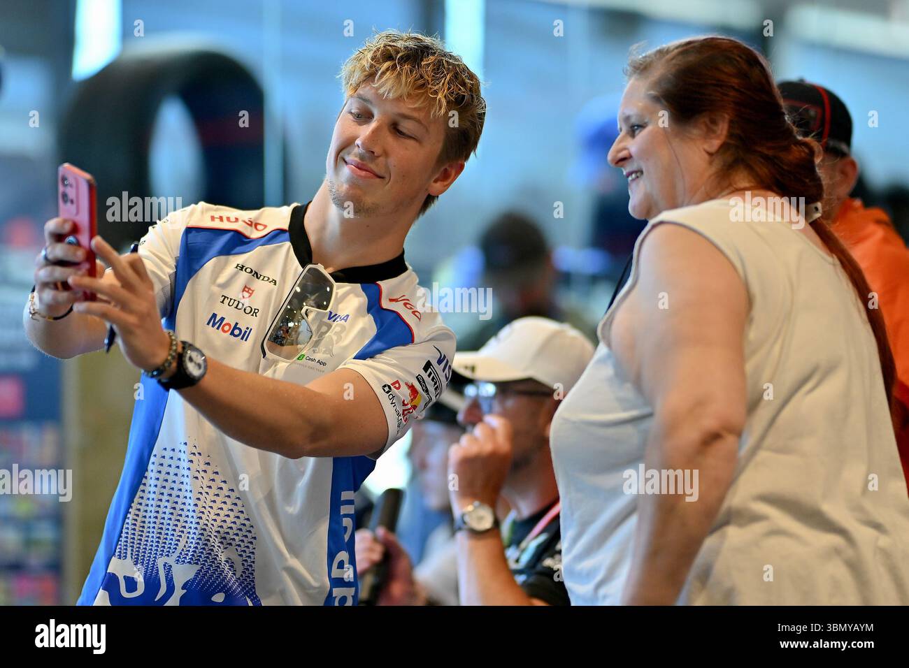 SPIELBERG, AUSTRIA - GIUGNO 29: Liam Lawson della nuova Zelanda e Visa Cash App RB Formula One Team scatta un selfie con un fan durante il Gran Premio di F1 d'Austria al Red Bull Ring Circuit il 29 giugno 2025 a Spielberg, Austria. (Foto di Vince Mignott/Alamy Live News) Foto Stock