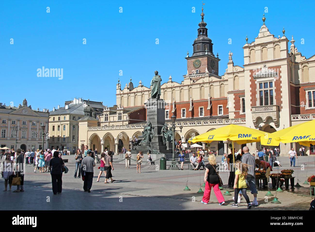 CRACOVIA, POLONIA - 29 APRILE 2012: È un monumento al poeta Adam Mitskevich nella Piazza del mercato. Foto Stock