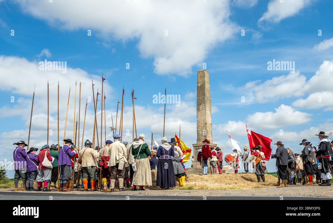 I membri della Sealed Knot Reenactment Society prendono parte alla Marston Moor Commemoration a Long Marston, per commemorare la fine della causa realista durante la guerra civile inglese con un raduno annuale e una passeggiata fino al Battle Memorial, e una cerimonia in memoria dei caduti su entrambi i lati del conflitto. Data foto: Domenica 29 giugno 2025. Foto Stock