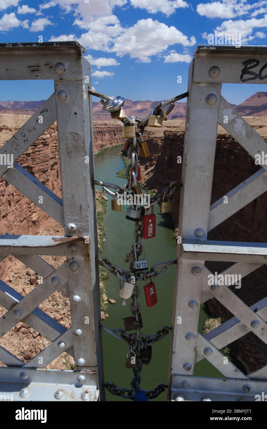 Se i desideri potessero essere rinchiusi, sul ponte Navajo sul fiume Colorado, Arizona, Stati Uniti Foto Stock