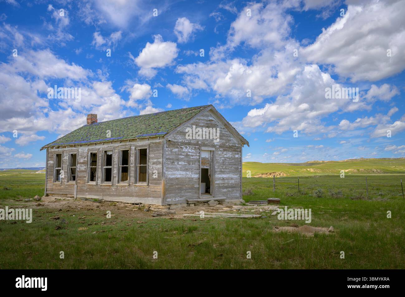 Un'antica fattoria abbandonata in una fattoria nelle praterie del Midwest, Wyoming, stati Uniti. Foto Stock