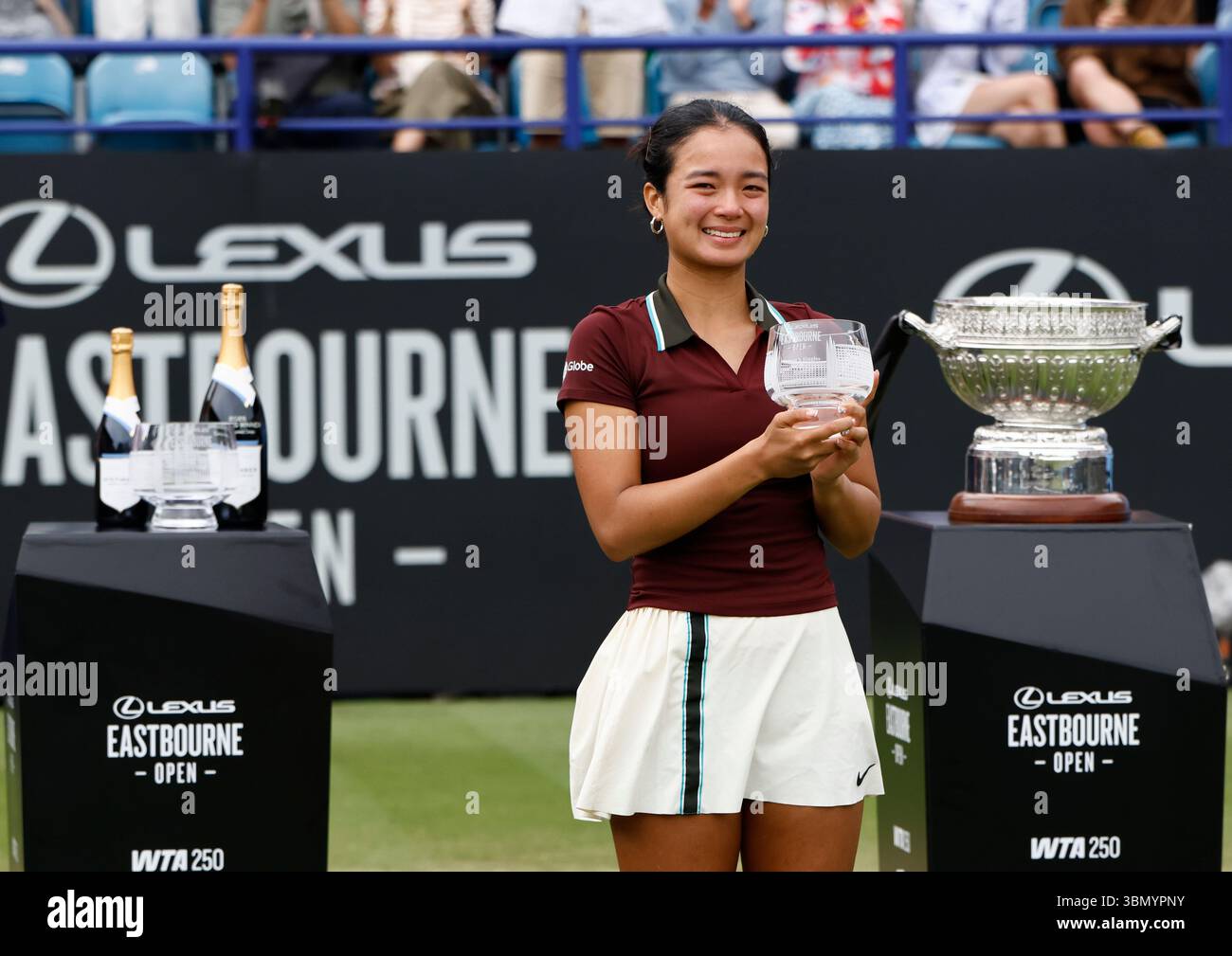 28 giugno 2025; Devonshire Park, Eastbourne, East Sussex, Inghilterra; Lexus International Eastbourne, 6° giorno; Alexandra Eala (PHI) con il suo trofeo di seconda fila dopo il Lexus International Eastbourne Women match finale Foto Stock