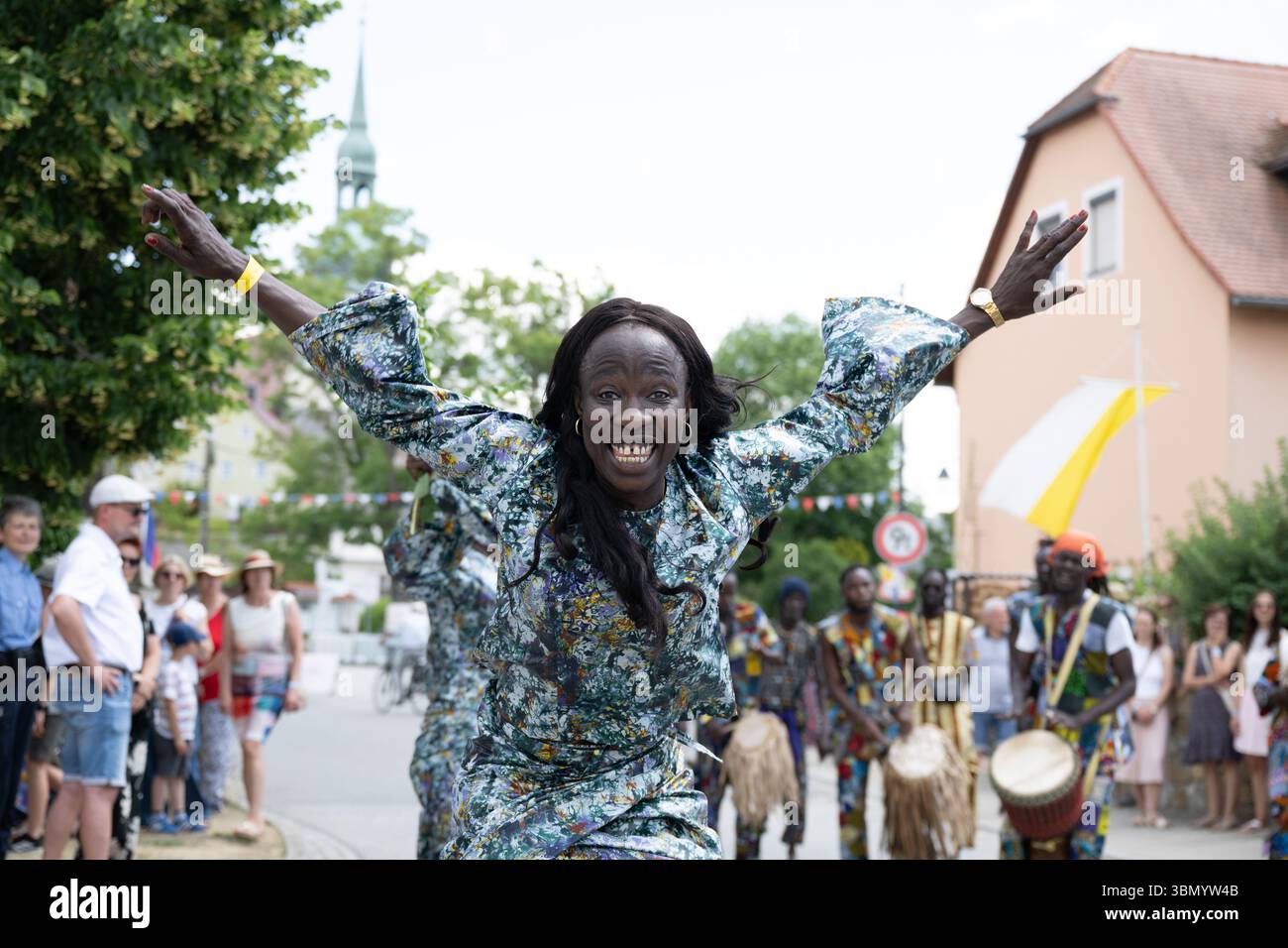 Crostwitz, Germania. 29 giugno 2025. Un gruppo di danza senegalese partecipa alla sfilata per il 15° Festival Internazionale del Folklore Lusazia. Un totale di dieci gruppi da tutto il mondo saranno ospiti al festival di musica e danza nella regione bilingue dell'alta e bassa Lusazia dal 26 al 29 giugno 2025. Crediti: Sebastian Kahnert/dpa/Alamy Live News Foto Stock