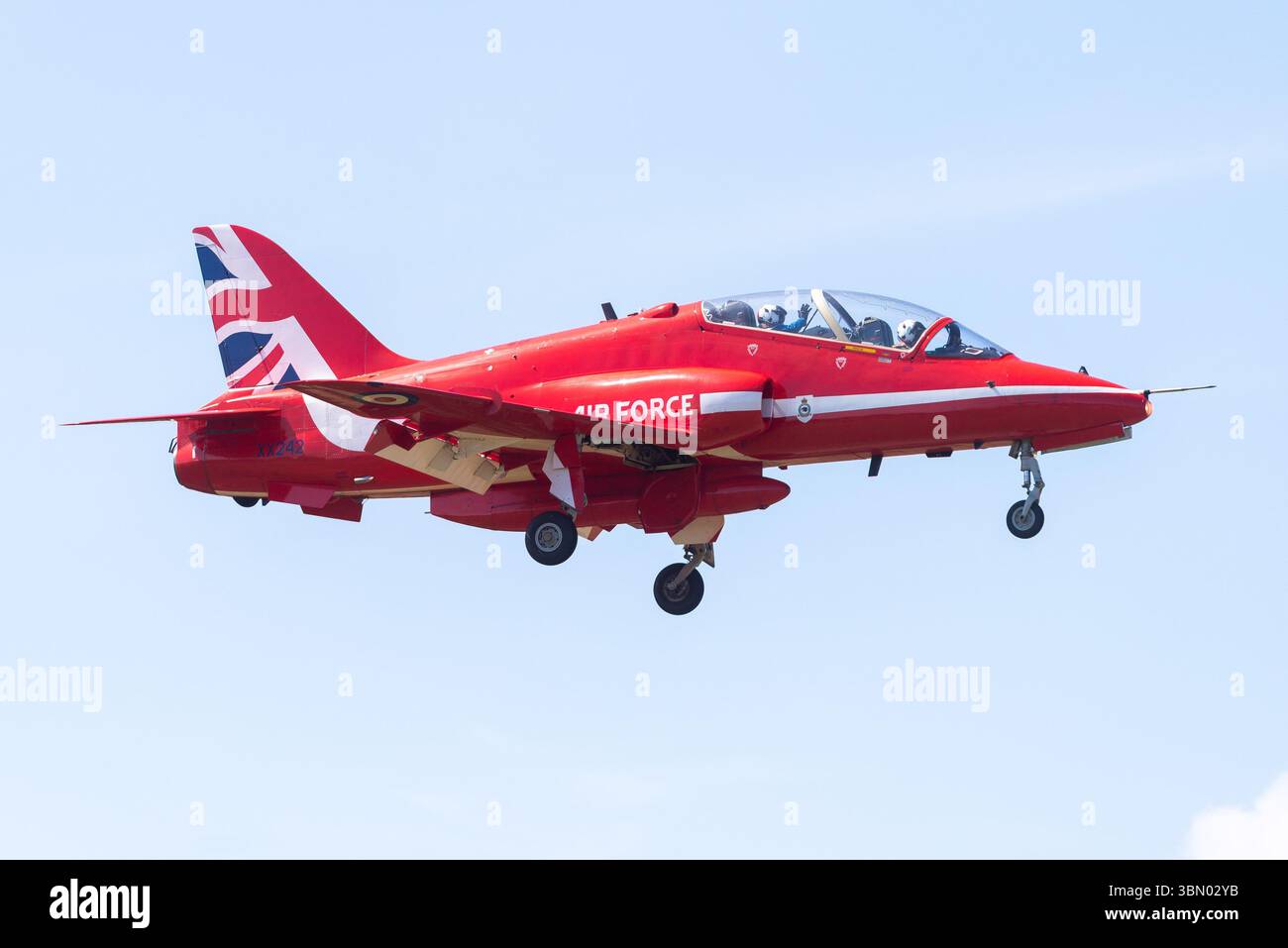Aeroporto Southend di Londra, Essex, Regno Unito. 29 giugno 2025. Le frecce rosse della Royal Air Force mostrano gli aerei della squadra durante il fine settimana di esibizioni aeree e eventi dell'Armed Forces Day. Stanno usando l'aeroporto di Southend come punto di sosta lontano dalla loro base del Lincolnshire mentre si trova nel sud del Regno Unito. Frecce rosse BAe Hawk T1 atterraggio Foto Stock