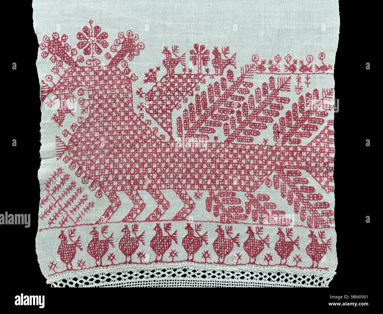 Asciugamano tradizionale russo, fine XIX secolo lino con ricamo di cotone, cucito a mano nella provincia di Novgorod. Arte tessile popolare. Foto Stock