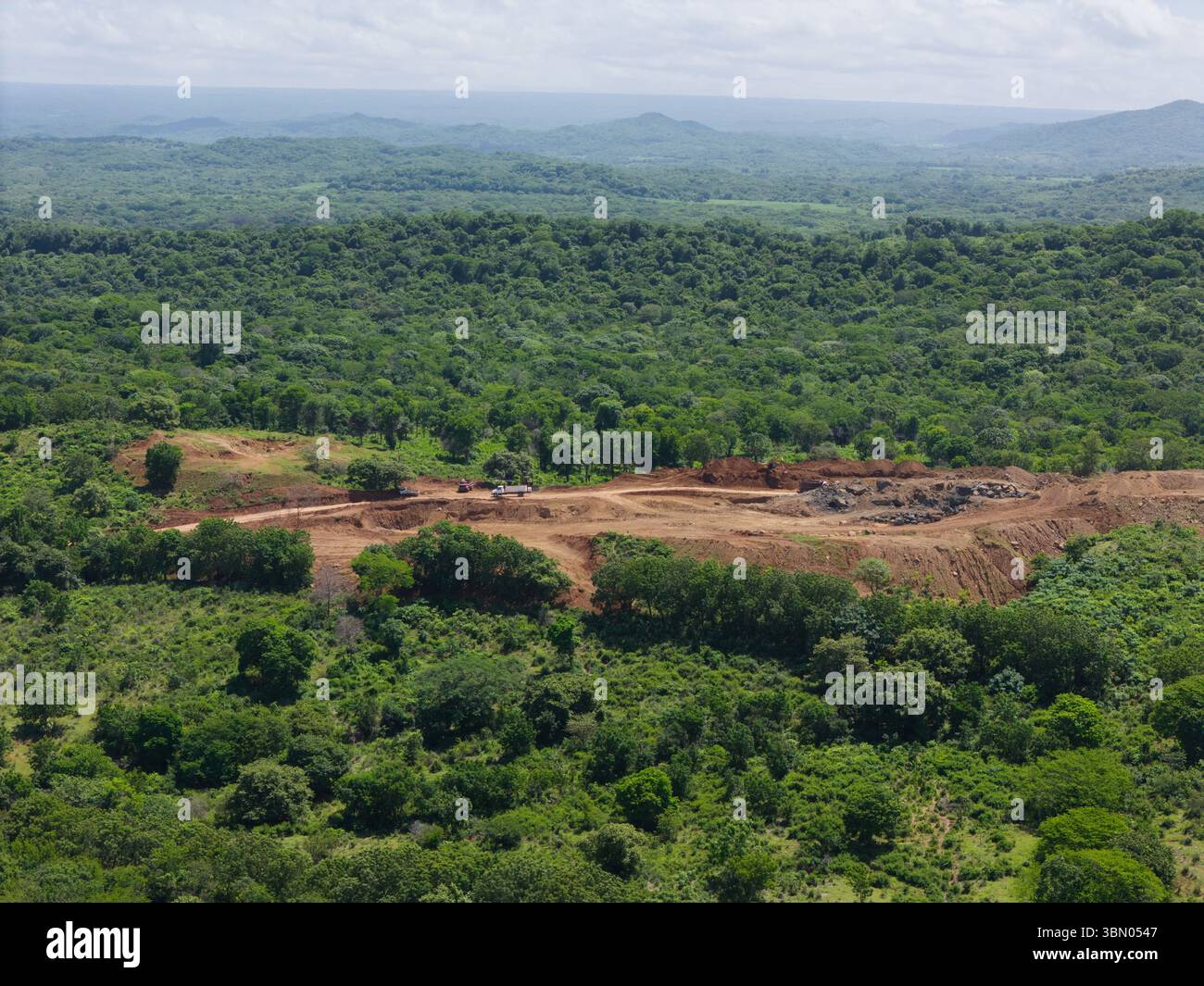 Sviluppo della miniera di pietra rocciosa su sfondo verde naturale vista aerea Foto Stock