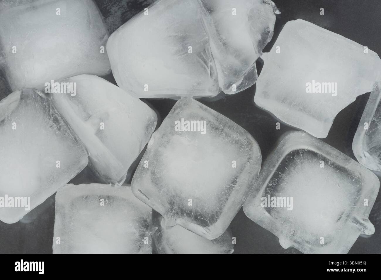 Cubo di ghiaccio vista ravvicinata con sfondo ghiacciato Foto Stock