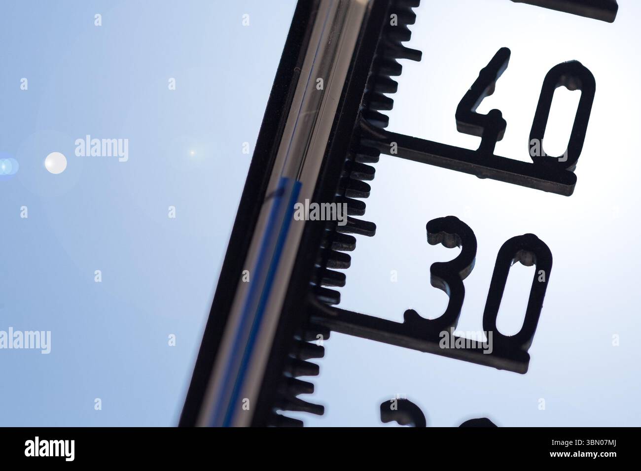 Immagine simbolo del calore: Termometro davanti a un cielo senza nuvole Foto Stock
