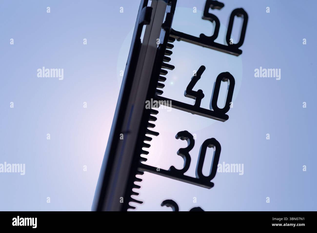 Immagine simbolo del calore: Termometro davanti a un cielo senza nuvole Foto Stock