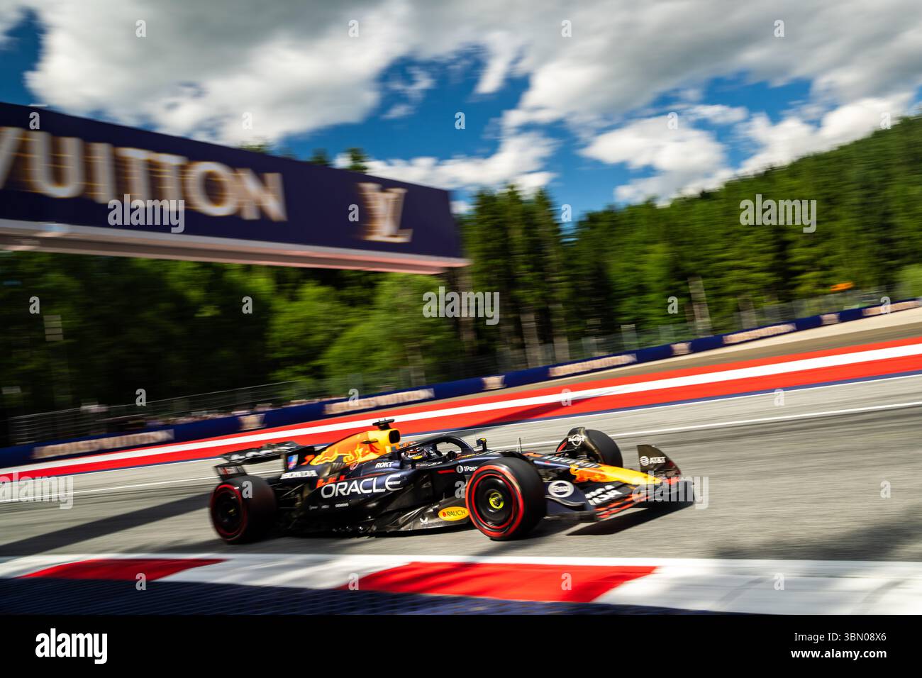 Spielberg, Austria. 28 giugno 2025. Il pilota olandese di Oracle Red Bull Racing 1 Team Max Verstappen gareggia durante le qualifiche del Gran Premio d'Austria di Formula 1 2025. Credito: SOPA Images Limited/Alamy Live News Foto Stock