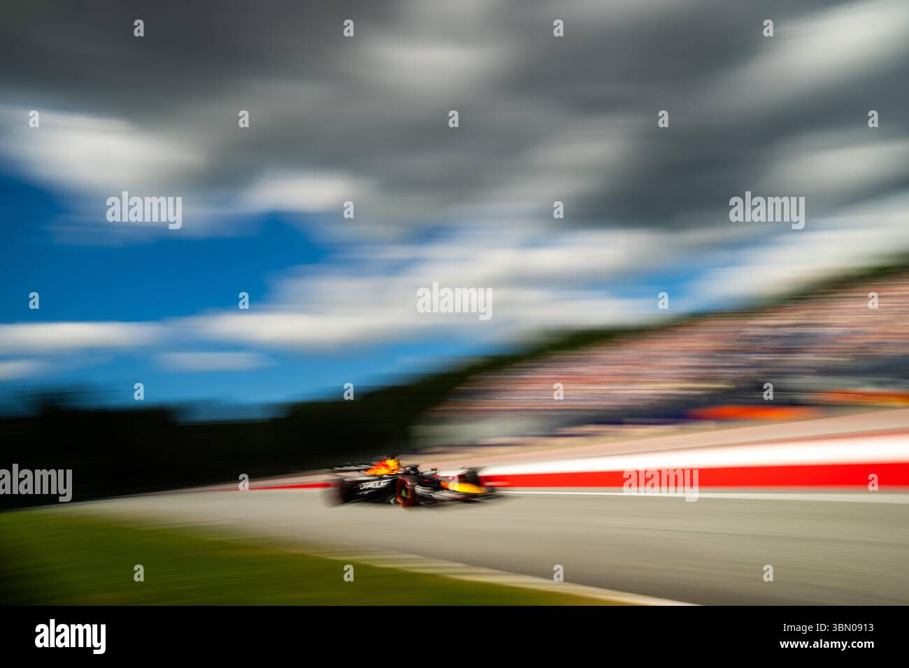 Spielberg, Austria. 28 giugno 2025. Il pilota olandese di Oracle Red Bull Racing 1 Team Max Verstappen gareggia durante le qualifiche del Gran Premio d'Austria di Formula 1 2025. Credito: SOPA Images Limited/Alamy Live News Foto Stock