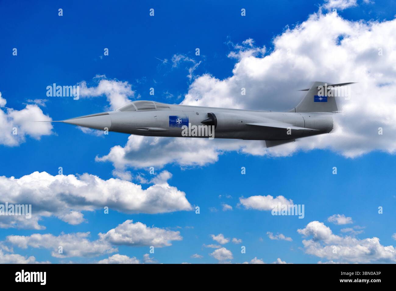 Baviera, Germania - 28 giugno 2025: FOTOMONTAGGIO, Un caccia NATO irrompe nel cielo - simbolo di forza militare, sorveglianza aerea e strategie di difesa internazionale in tempi di crescenti tensioni geopolitiche. *** FOTOMONTAGE, Ein NATO-Kampfjet durchbricht den Himmel Symbol für militärische Stärke, Luftraumüberwachung und internationale Verteidigungsstrategien in Zeiten wachsender geopolitischer Spannungen. Foto Stock