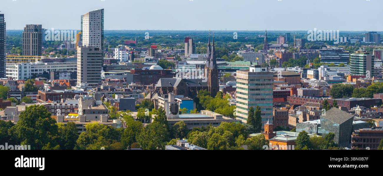 Veduta aerea di Eindhoven con la chiesa di Santa Caterina e il paesaggio urbano Foto Stock