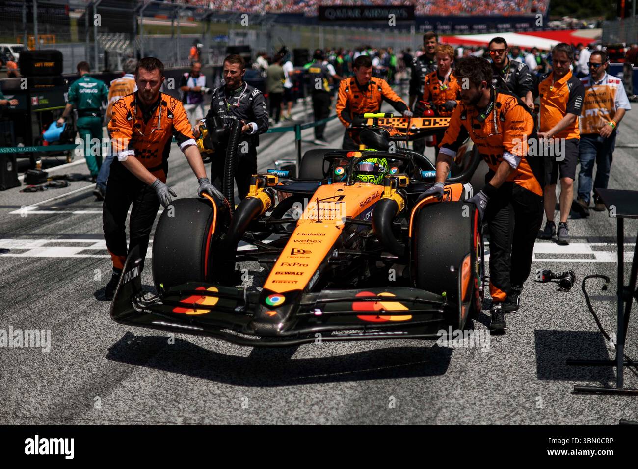 NORRIS Lando (gbr), McLaren F1 Team MCL39, meccanico ritrattista, mecanico, meccanico durante il Gran Premio d'Austria di Formula 1 MSC Cruises 2025, 11° appuntamento del Campionato del mondo di Formula 1 FIA 2025 dal 27 al 29 giugno 2025 sul Red Bull Ring, a Spielberg, Austria - foto Xavi Bonilla / DPPI Foto Stock