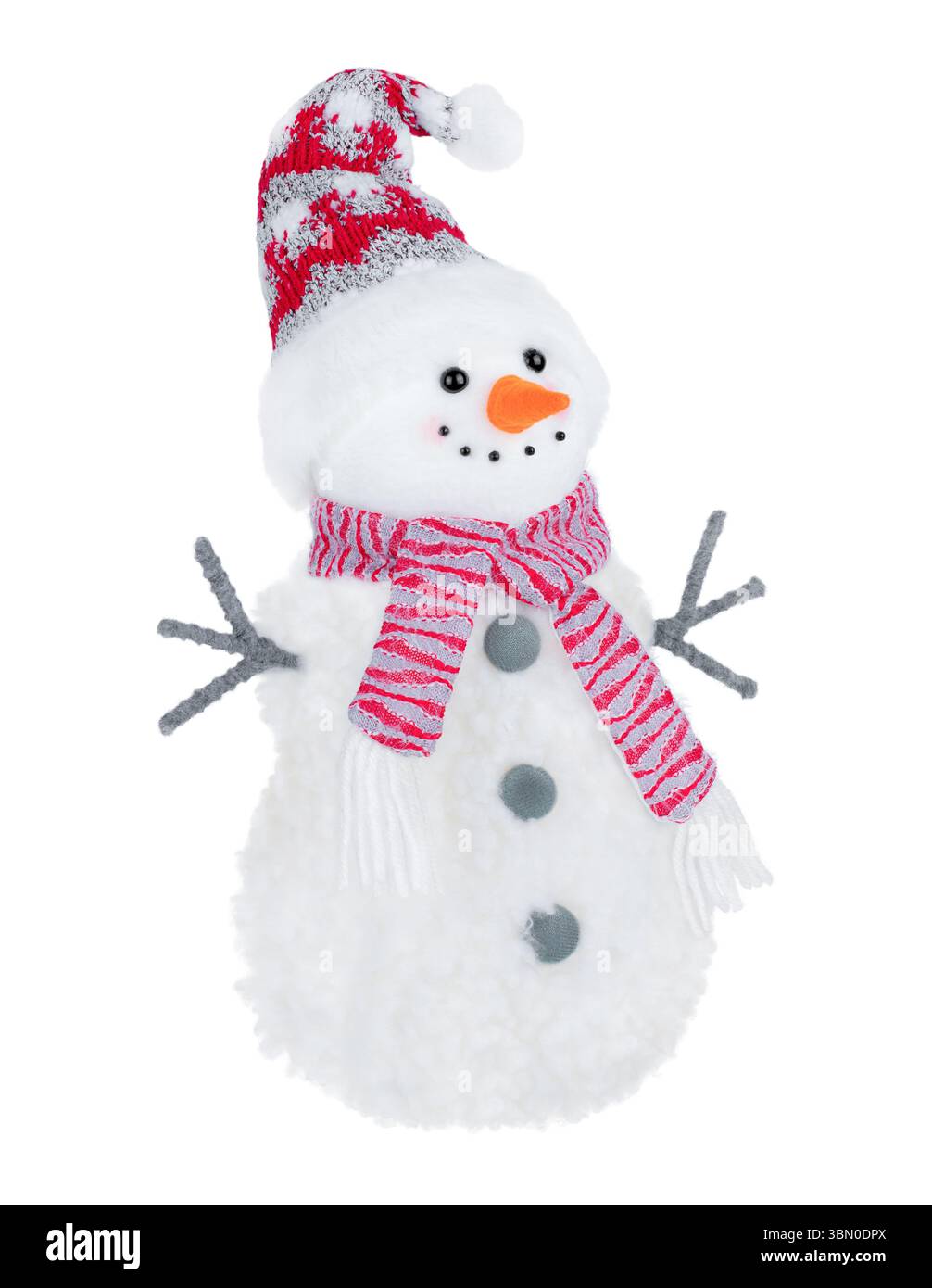 Adorabile pupazzo di neve che indossa un cappello rosso in maglia e una sciarpa a righe. Decorazione natalizia su sfondo bianco. Ideale per feste e saluti Foto Stock