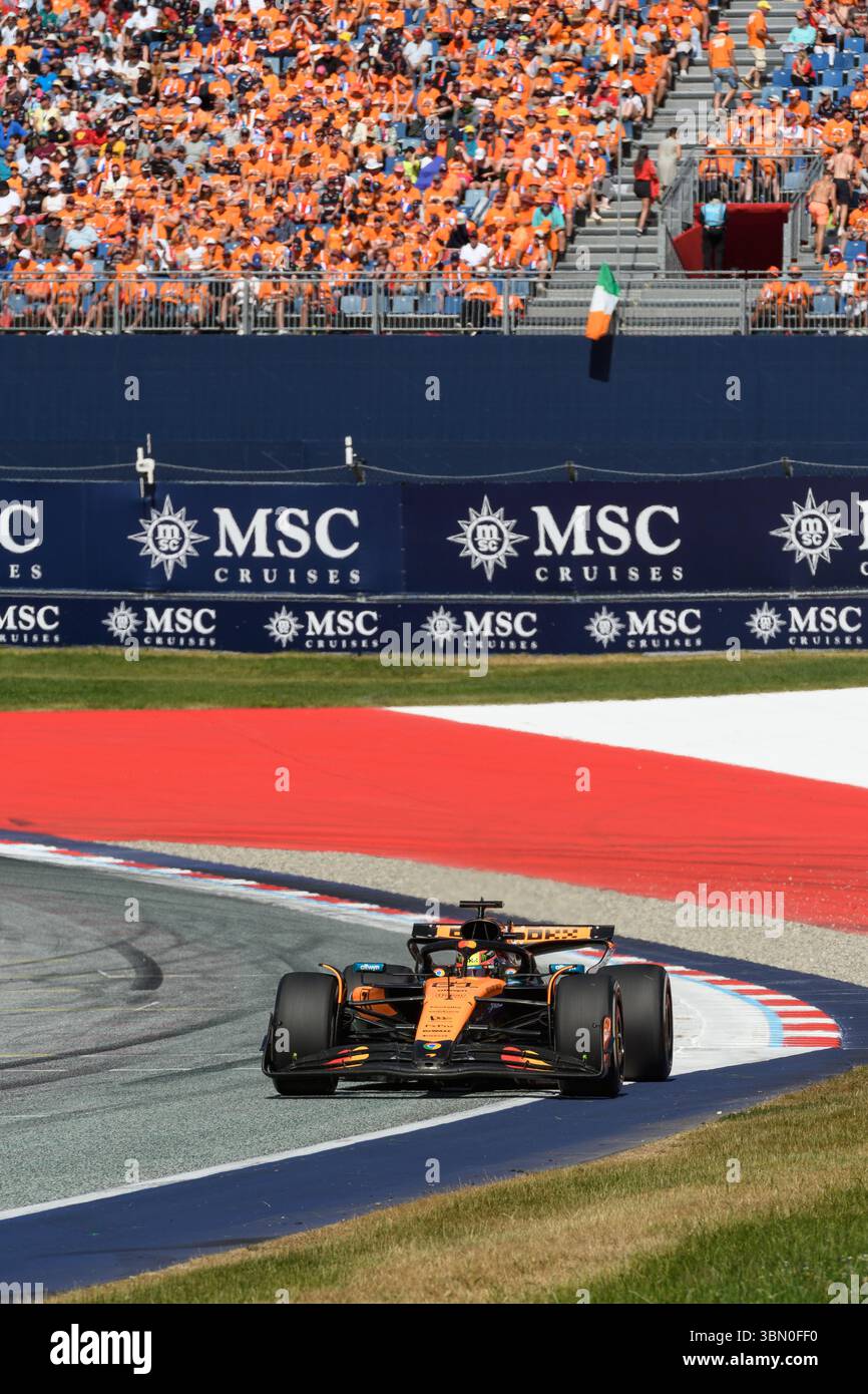 Spielberg, Austria. 29 giugno 2025. Oscar PIASTRI (AUS) alla guida della McLaren alla curva 10 durante la MSC 2025 NAVIGA sul GP D'AUSTRIA a Spielberg (Stiria, Austria), undicesima prova del Campionato del mondo FIA F1 2025. Crediti: Riccardo Righetti/Alamy Live News Foto Stock