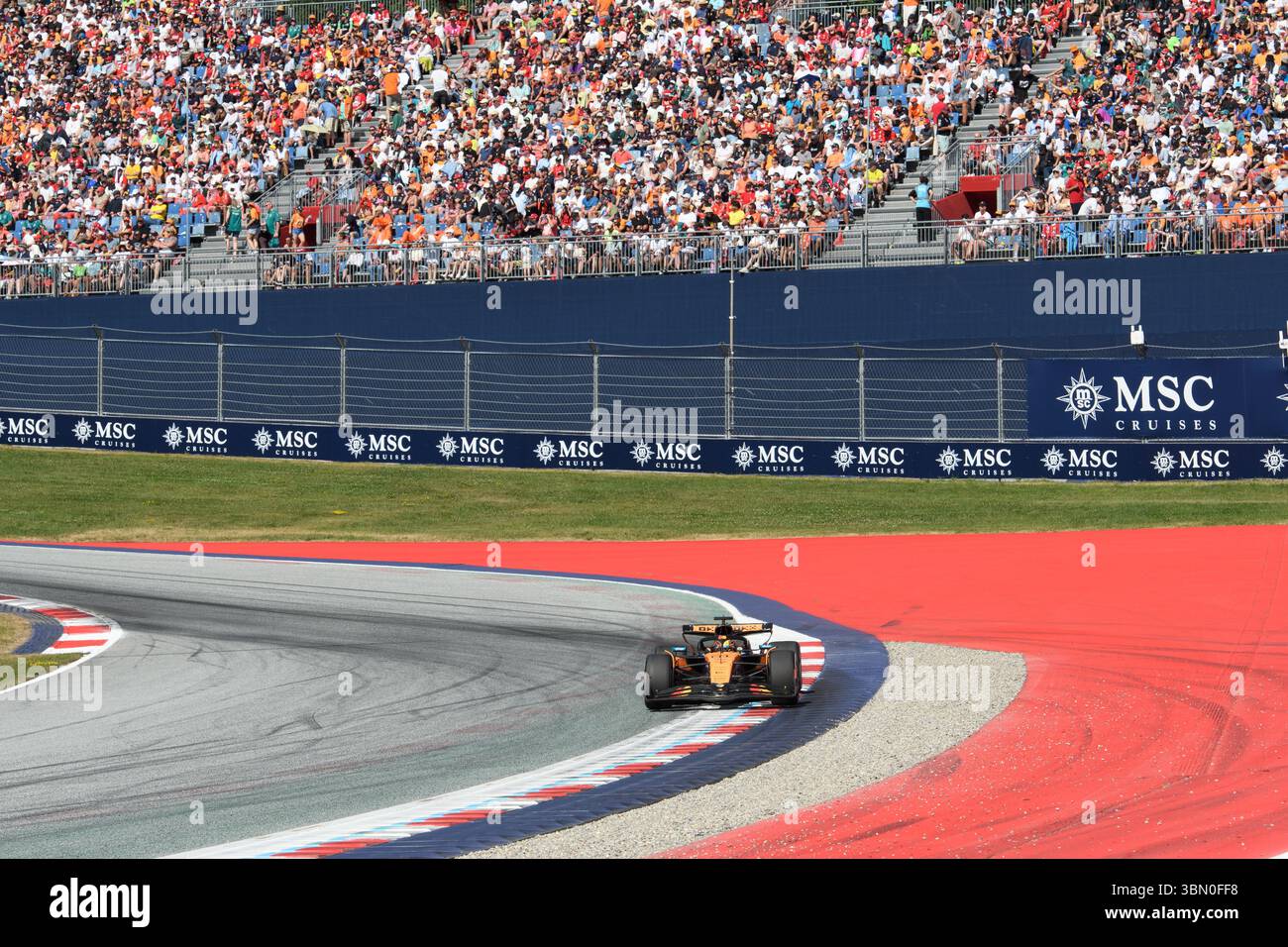 Spielberg, Austria. 29 giugno 2025. Oscar PIASTRI (AUS) alla guida della McLaren alla curva 10 durante la MSC 2025 NAVIGA sul GP D'AUSTRIA a Spielberg (Stiria, Austria), undicesima prova del Campionato del mondo FIA F1 2025. Crediti: Riccardo Righetti/Alamy Live News Foto Stock