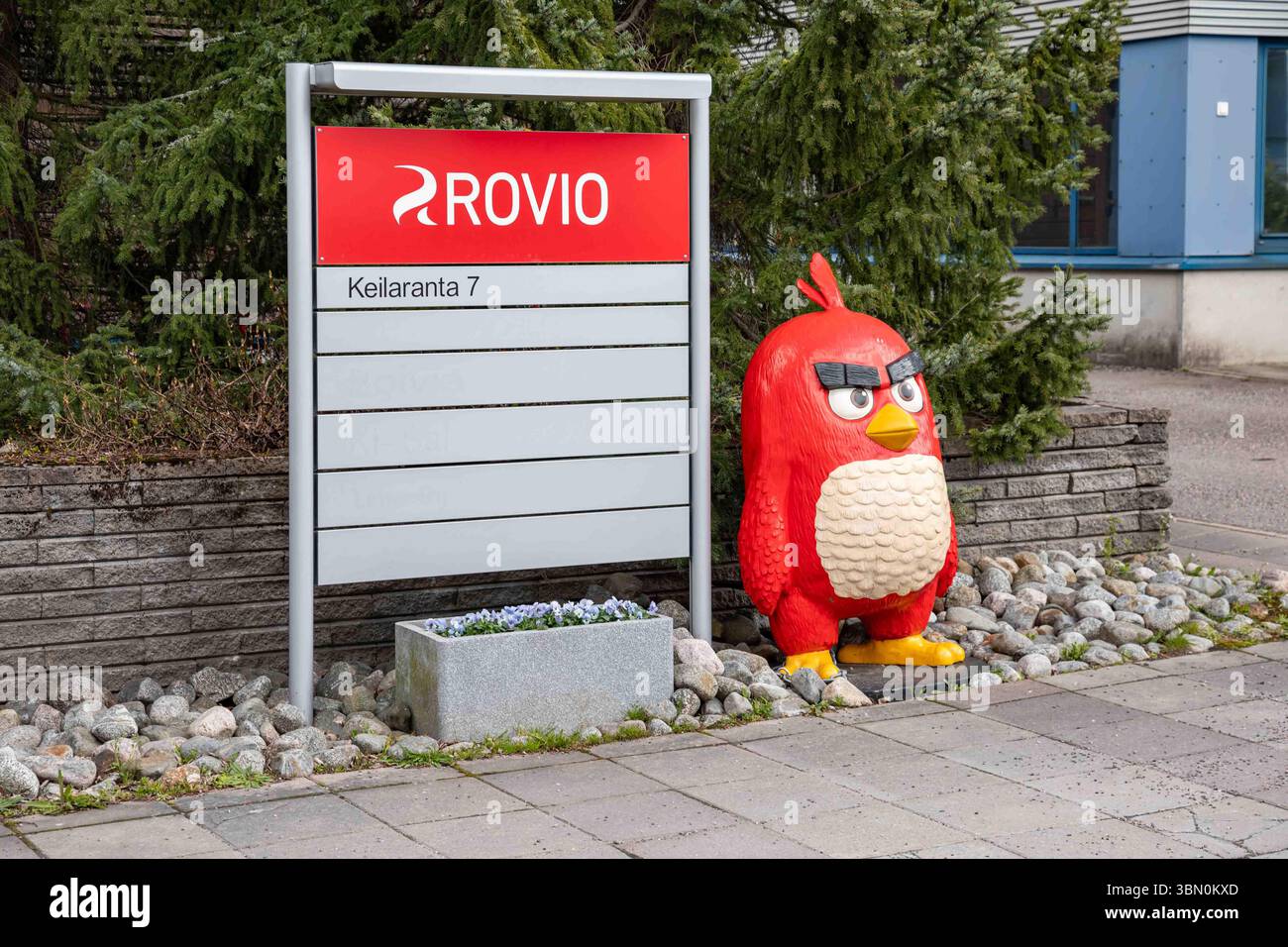 La figura di Angry Birds Red con l'insegna Rovio davanti alla sede centrale della Rovio Entertainment a Keilaranta 7 nel distretto Keilaniemi di Espoo, Finlandia Foto Stock