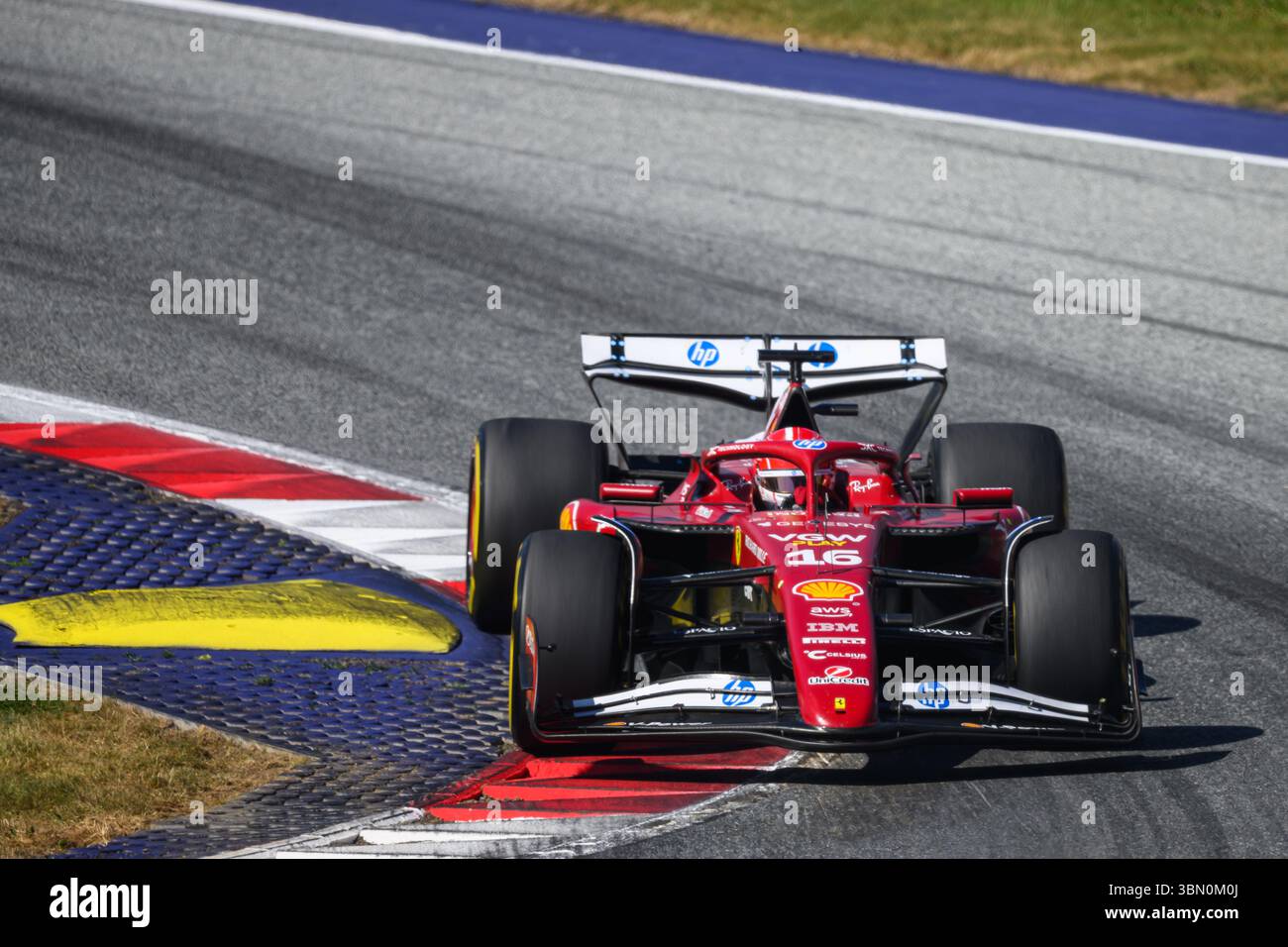 Spielberg, Austria. 29 giugno 2025. Charles LECLERC (MCO) alla guida della Ferrari attacca il marciapiede alla curva 10 durante la MSC 2025 NAVIGA SUL GP D'AUSTRIA a Spielberg (Stiria, Austria), undicesima prova del Campionato del mondo FIA F1 2025. Crediti: Riccardo Righetti/Alamy Live News Foto Stock
