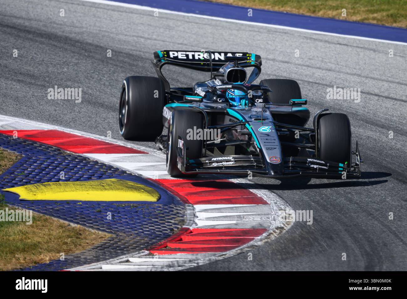 Spielberg, Austria. 29 giugno 2025. George RUSSELL (GBR) alla guida di Mercedes attacca il marciapiede alla curva 10 durante la MSC 2025 NAVIGA SUL GP D'AUSTRIA a Spielberg (Stiria, Austria), undicesimo round del Campionato del mondo FIA F1 2025. Crediti: Riccardo Righetti/Alamy Live News Foto Stock