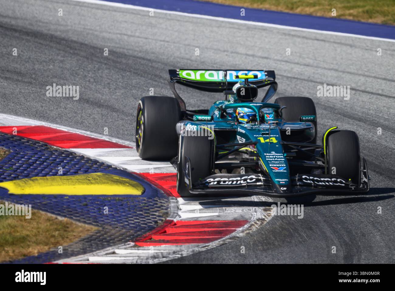 Spielberg, Austria. 29 giugno 2025. Fernando ALONSO (ESP) alla guida della Aston Martin attacca il marciapiede alla curva 10 durante la MSC 2025 CHE NAVIGA SUL GP D'AUSTRIA a Spielberg (Stiria, Austria), 11° round del Campionato del mondo FIA F1 2025. Crediti: Riccardo Righetti/Alamy Live News Foto Stock