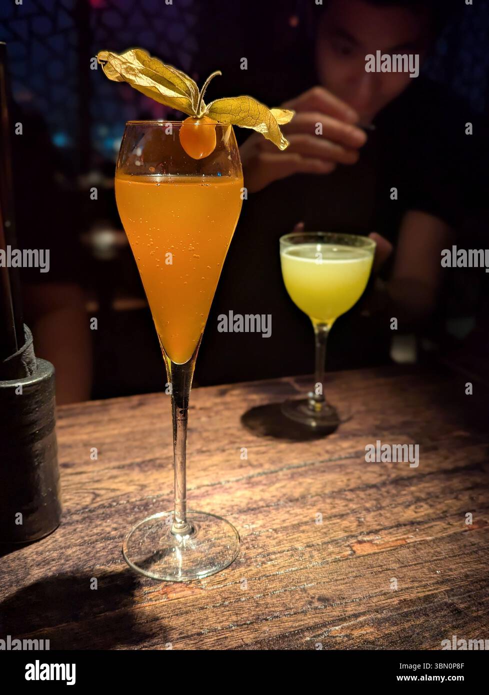Vista del cocktail Glass of Orange in un elegante bar a Londra in un ambiente serale Foto Stock
