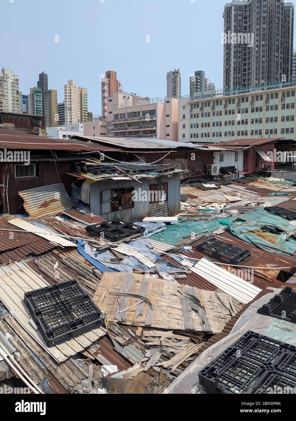 Vista dell'ambientazione distopica del tetto del mercato di Kowloon nel sole estivo di Hong Kong Foto Stock