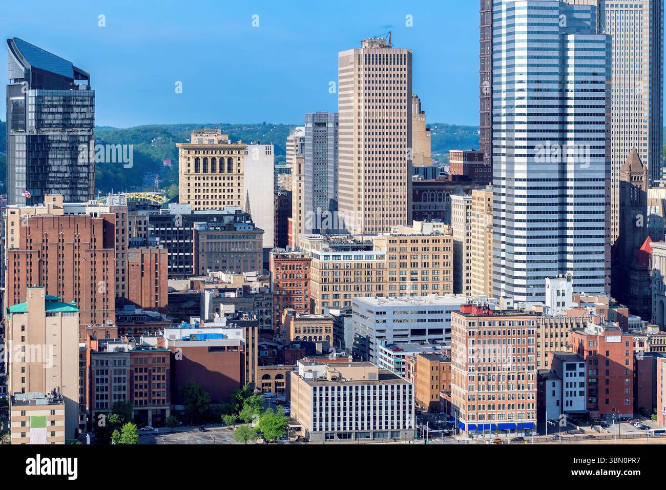 Lo skyline di Pittsburgh da Grandview si affaccia sul tramonto a Pittsburg, Pennsylvania. Foto Stock