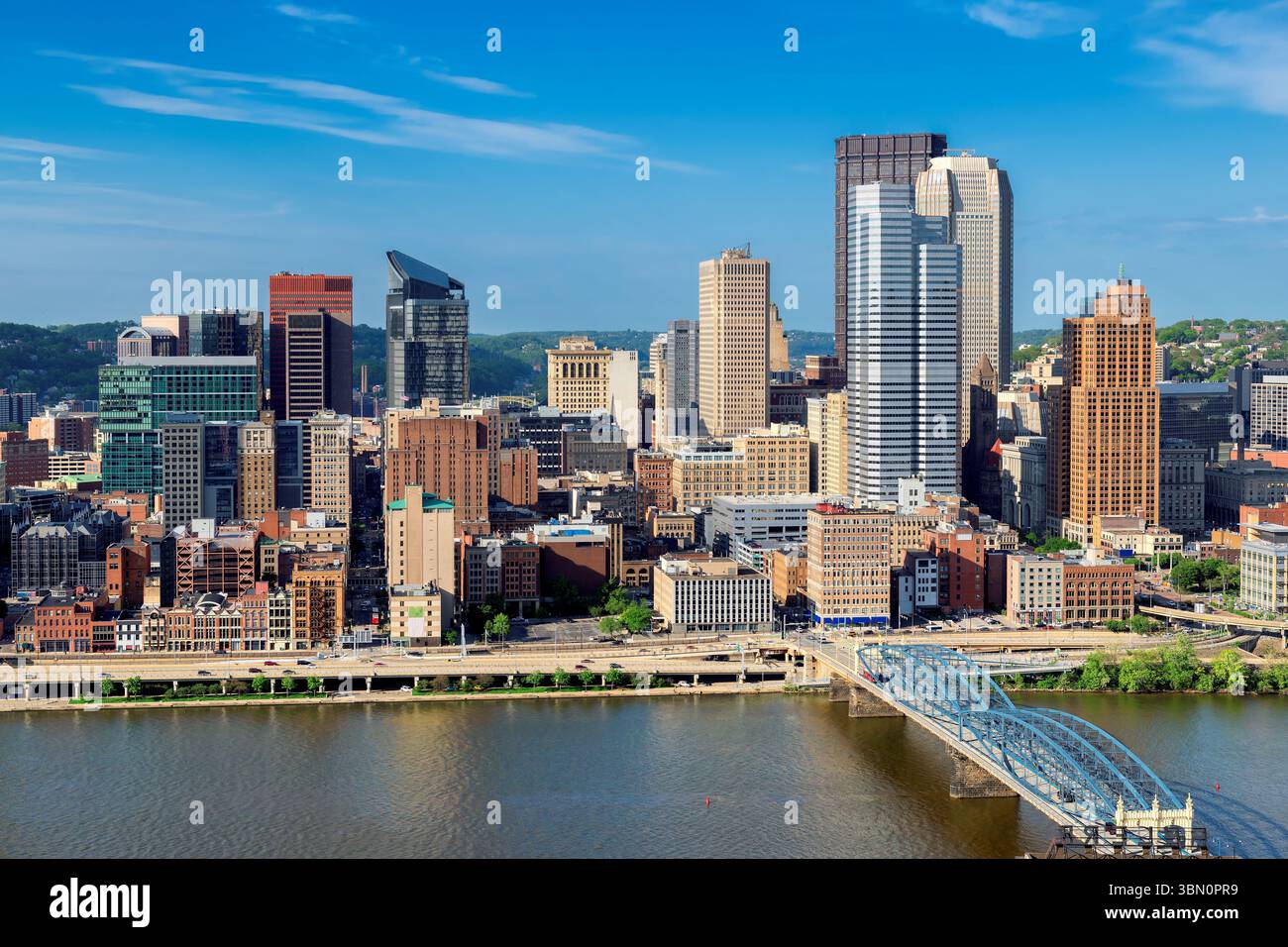 Lo skyline di Pittsburgh da Grandview si affaccia sul tramonto a Pittsburg, Pennsylvania. Foto Stock