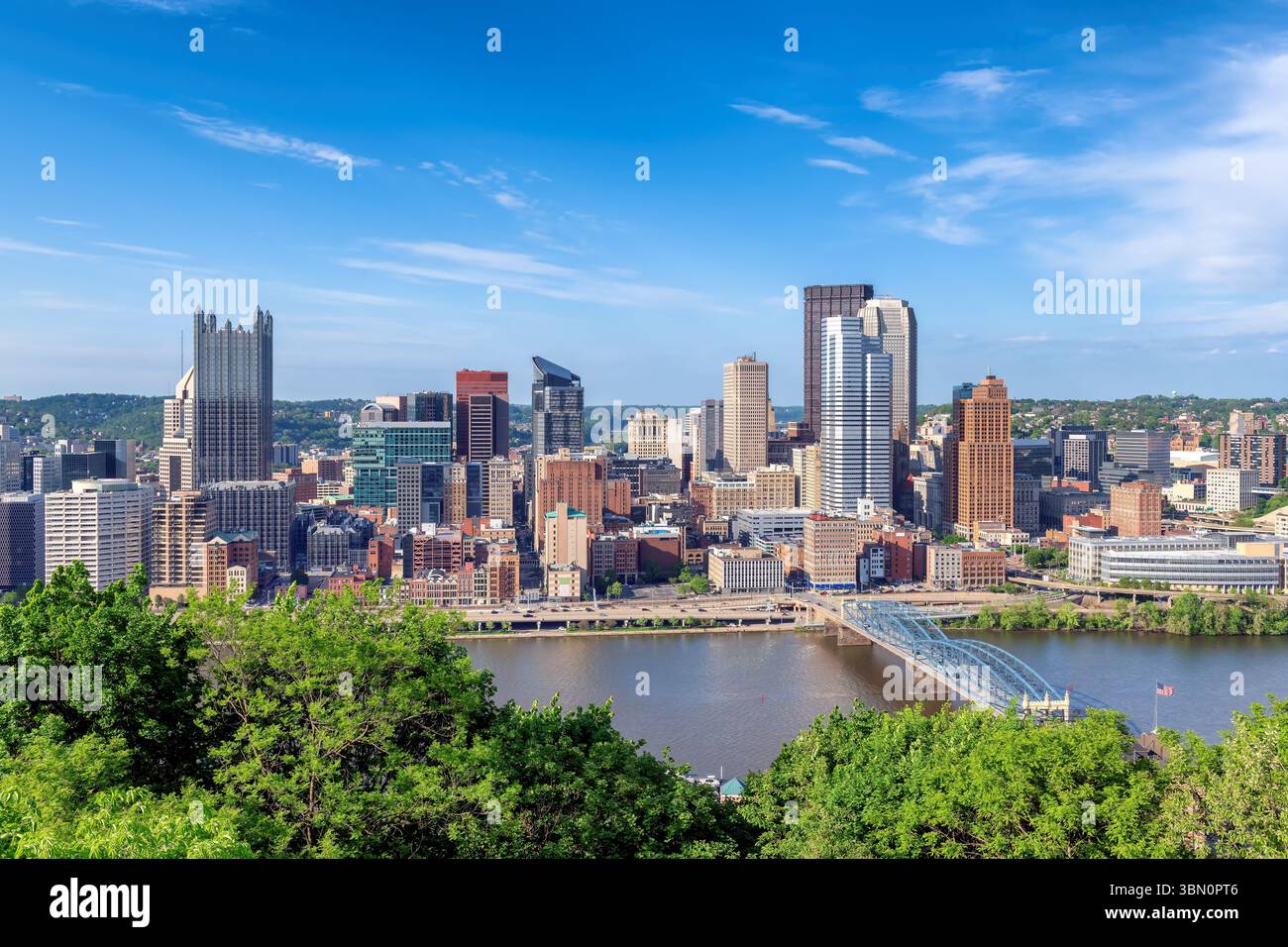 Lo skyline di Pittsburgh da Grandview si affaccia sul tramonto a Pittsburg, Pennsylvania. Foto Stock