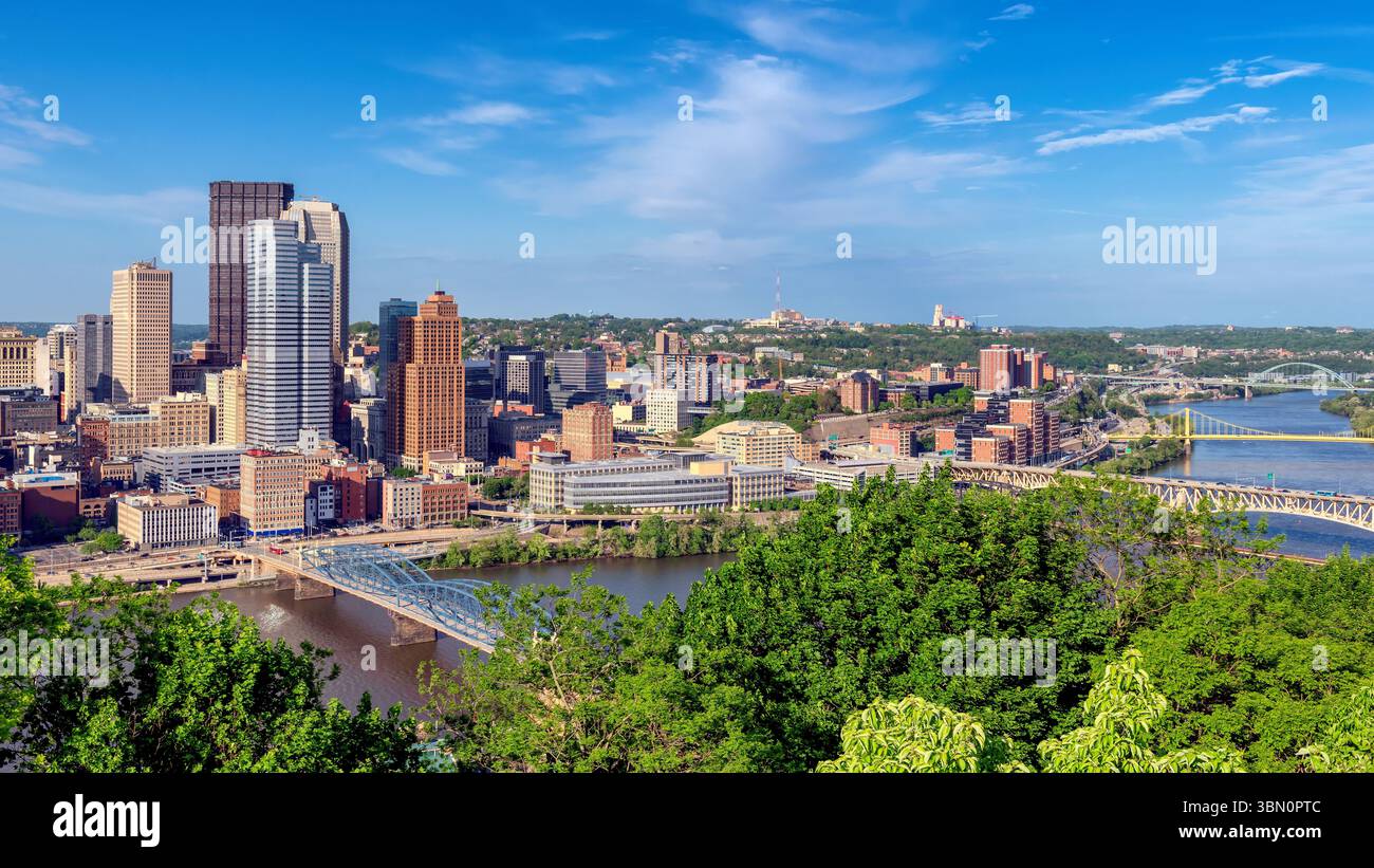Lo skyline di Pittsburgh da Grandview si affaccia sul tramonto a Pittsburg, Pennsylvania. Foto Stock