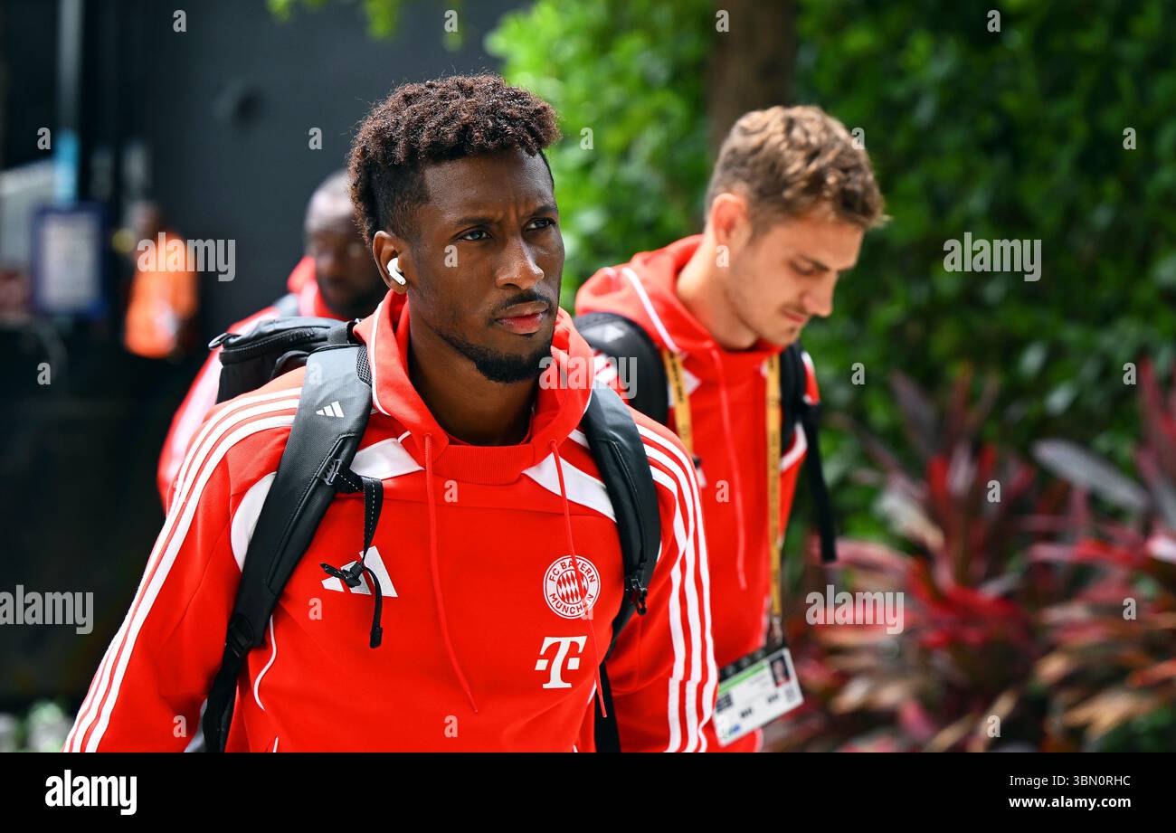 Miami, Stati Uniti. 29 giugno 2025. Calcio: Club World Cup, Flamengo - Bayern Monaco, round finale, round di 16, Hard Rock Stadium, Kingsley Coman di Monaco (l) entra nello stadio prima della partita. Crediti: Sven Hoppe/dpa/Alamy Live News Foto Stock